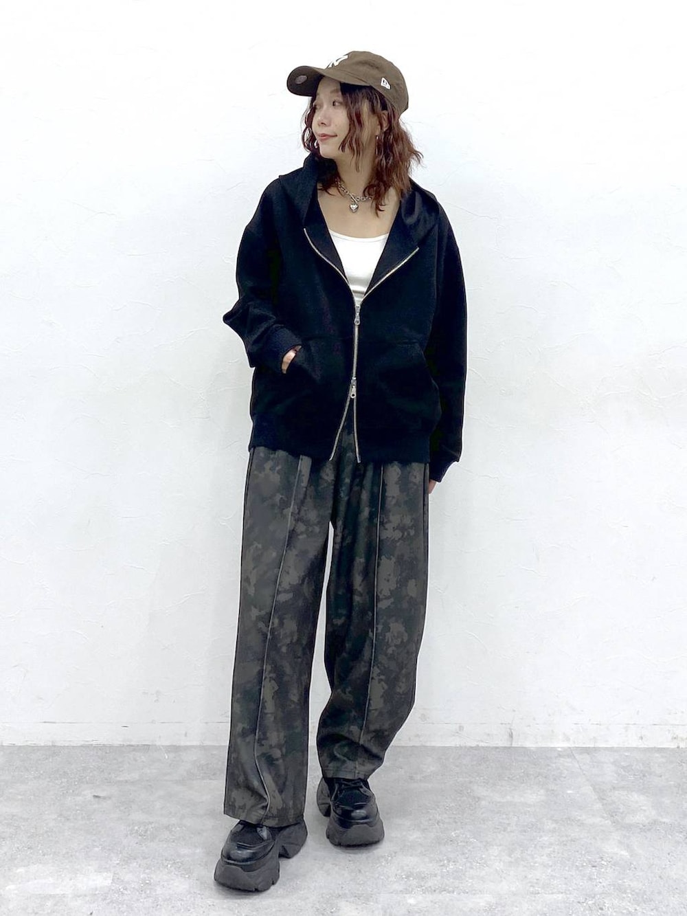 ブラック系のブーツ、ホワイト系のキャミソール、その他のその他パンツを着用したレディースの秋コーディネートの4枚目の写真