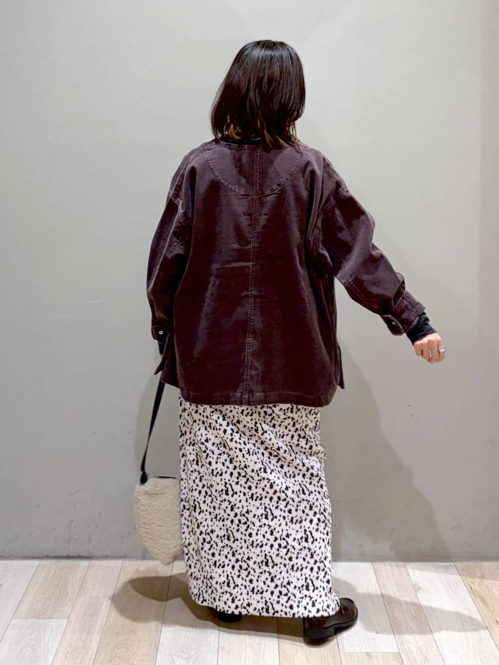 ブラウン系のカーディガン/ボレロ、ホワイト系のショルダーバッグ、ブラウン系のローファーを着用したレディースの秋コーディネートの6枚目の写真