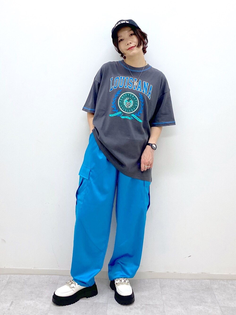 ブラック系のトップス、その他のパンツ、ホワイト系のシューズを着用したレディースの秋コーディネートの5枚目の写真