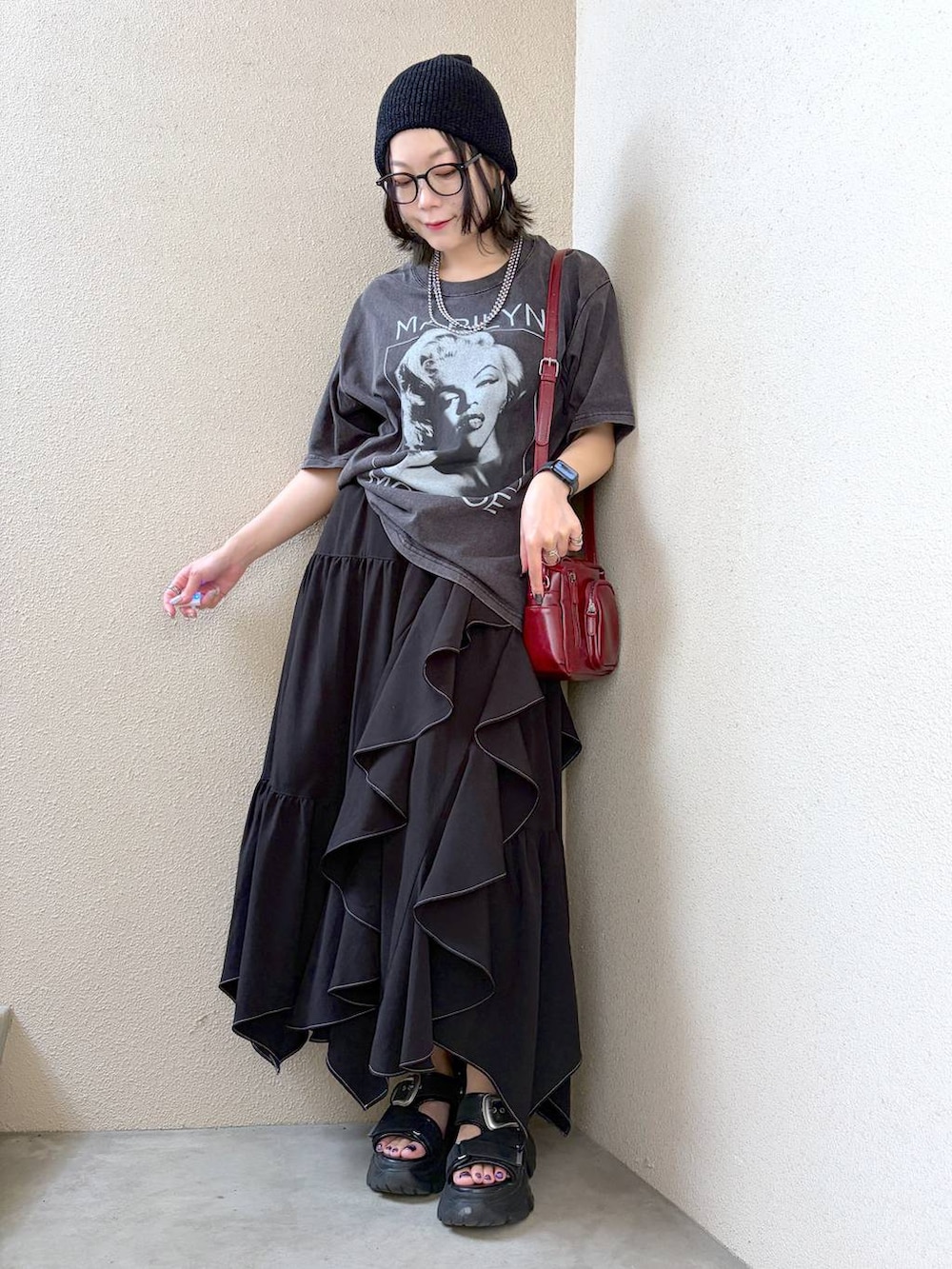 グレー系のTシャツ/カットソー、ブラック系のスカート、レッド系のショルダーバッグを着用したレディースの夏コーディネートの4枚目の写真