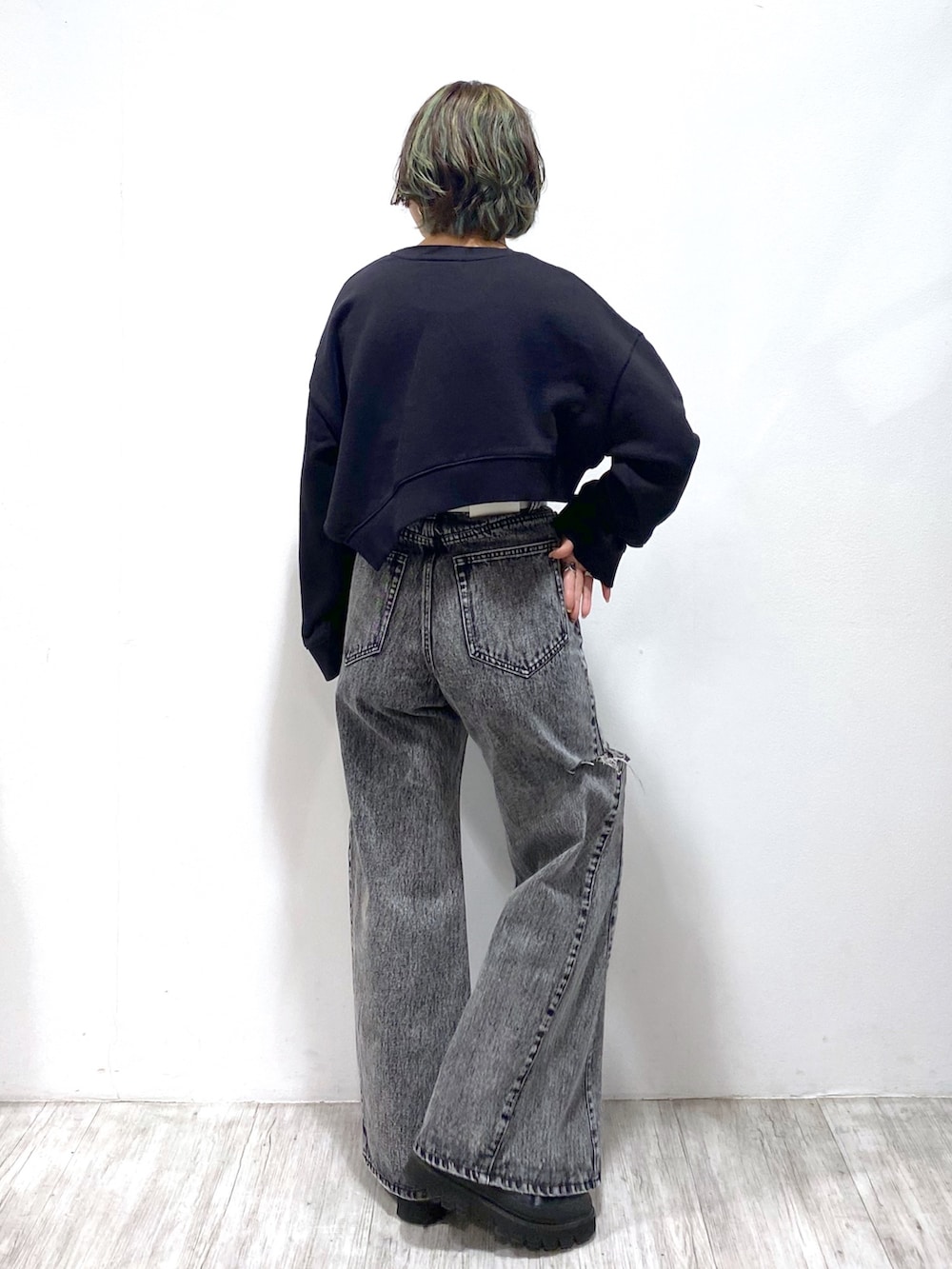 ブラック系のデニムパンツ、ホワイト系のベルト、シルバー系のリングを着用したレディースの冬コーディネートの3枚目の写真