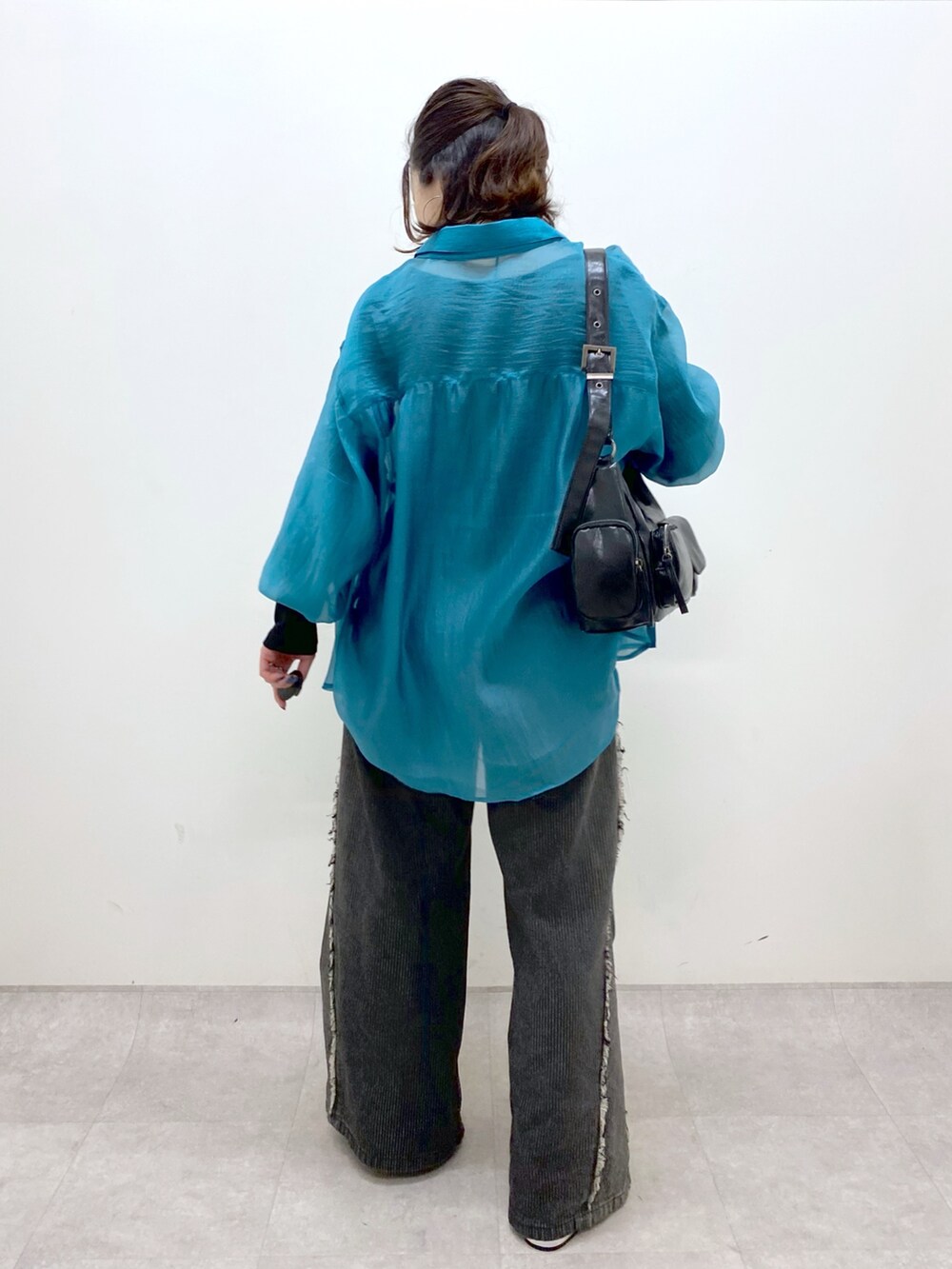 シルバー系のパンプス、ブラック系のデニムパンツ、ブラック系のショルダーバッグを着用したレディースの夏コーディネートの7枚目の写真