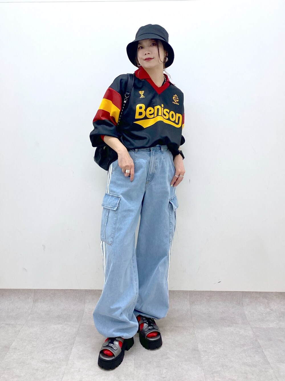ブラック系のシャツ/ブラウス、ブルー系のデニムパンツ、ブラック系のショルダーバッグを着用したレディースの春コーディネートの9枚目の写真