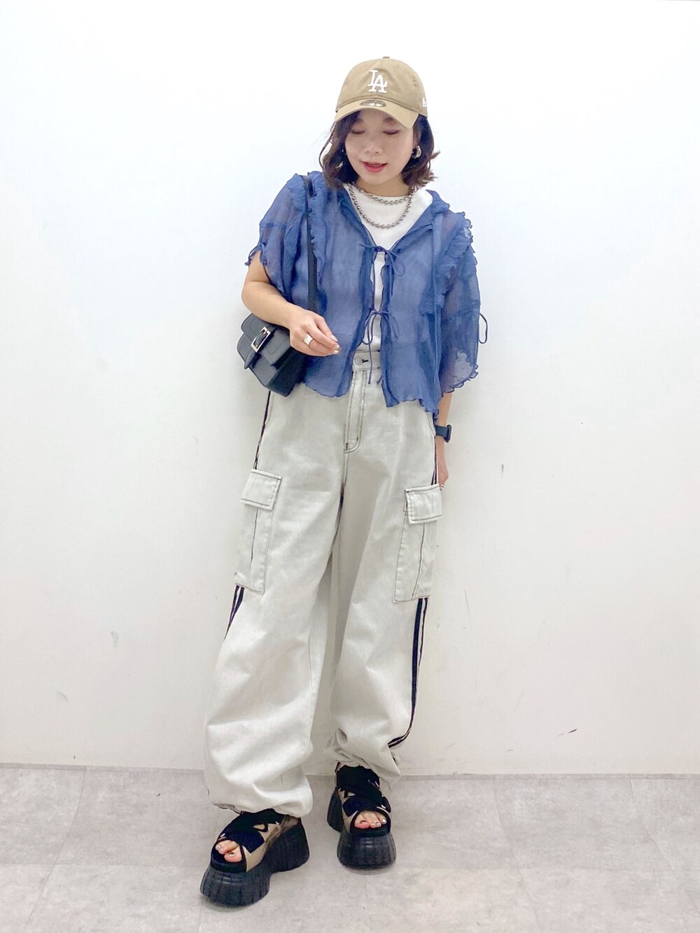ホワイト系のデニムパンツ、その他のスニーカー、ブルー系のシャツ/ブラウスを着用したレディースの夏コーディネートの4枚目の写真