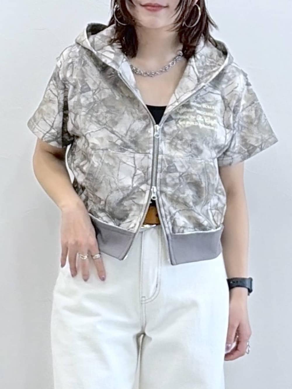 ホワイト系のデニムパンツ、ブラック系のサンダル、その他のパーカーを着用したレディースの春コーディネートの2枚目の写真