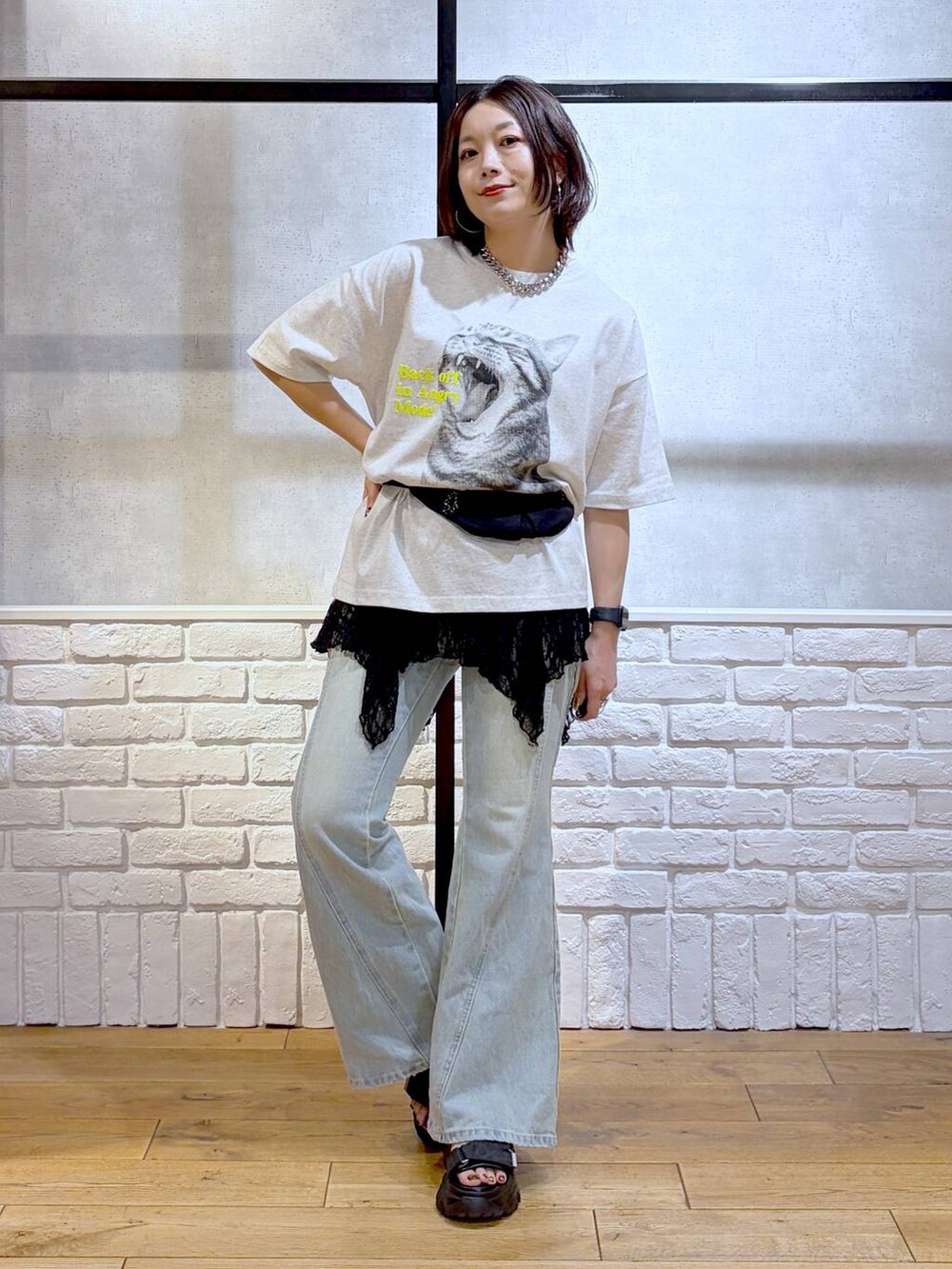 グレー系のTシャツ/カットソー、ブルー系のデニムパンツ、ブラック系のボディバッグ/ウエストポーチを着用したレディースの春コーディネートの9枚目の写真