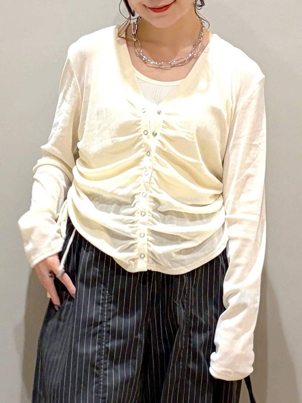ブラック系のスニーカー、ブラック系のその他パンツ、ホワイト系のタンクトップを着用したレディースの夏コーディネートの2枚目の写真