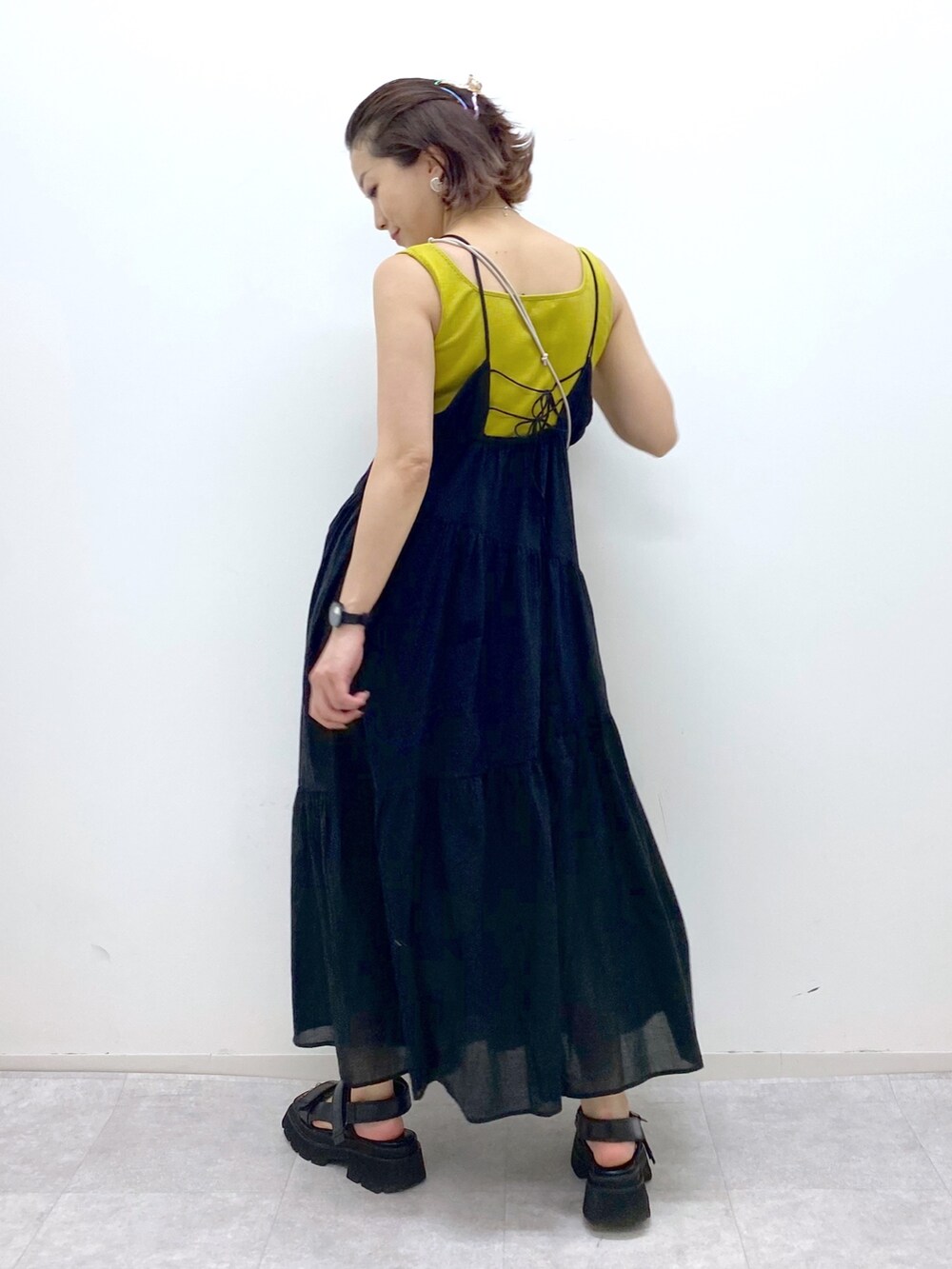 その他のワンピース/ドレス、ベージュ系のショルダーバッグ、ブラック系のサンダルを着用したレディースの夏コーディネートの2枚目の写真