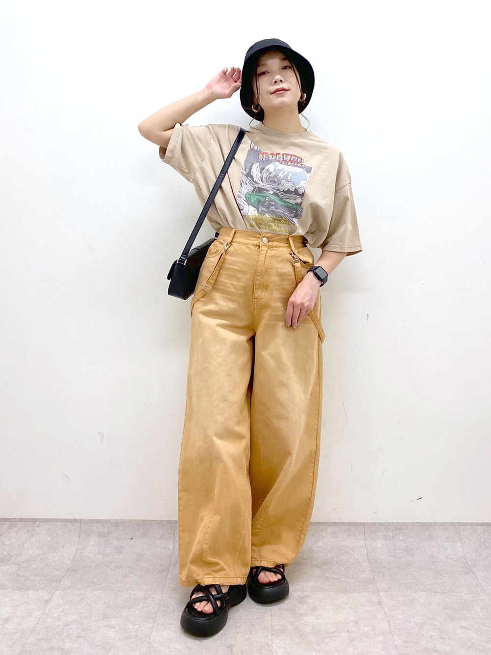 ベージュ系のTシャツ/カットソー、ベージュ系のデニムパンツ、ブラック系のサンダルを着用したレディースの春コーディネートの4枚目の写真