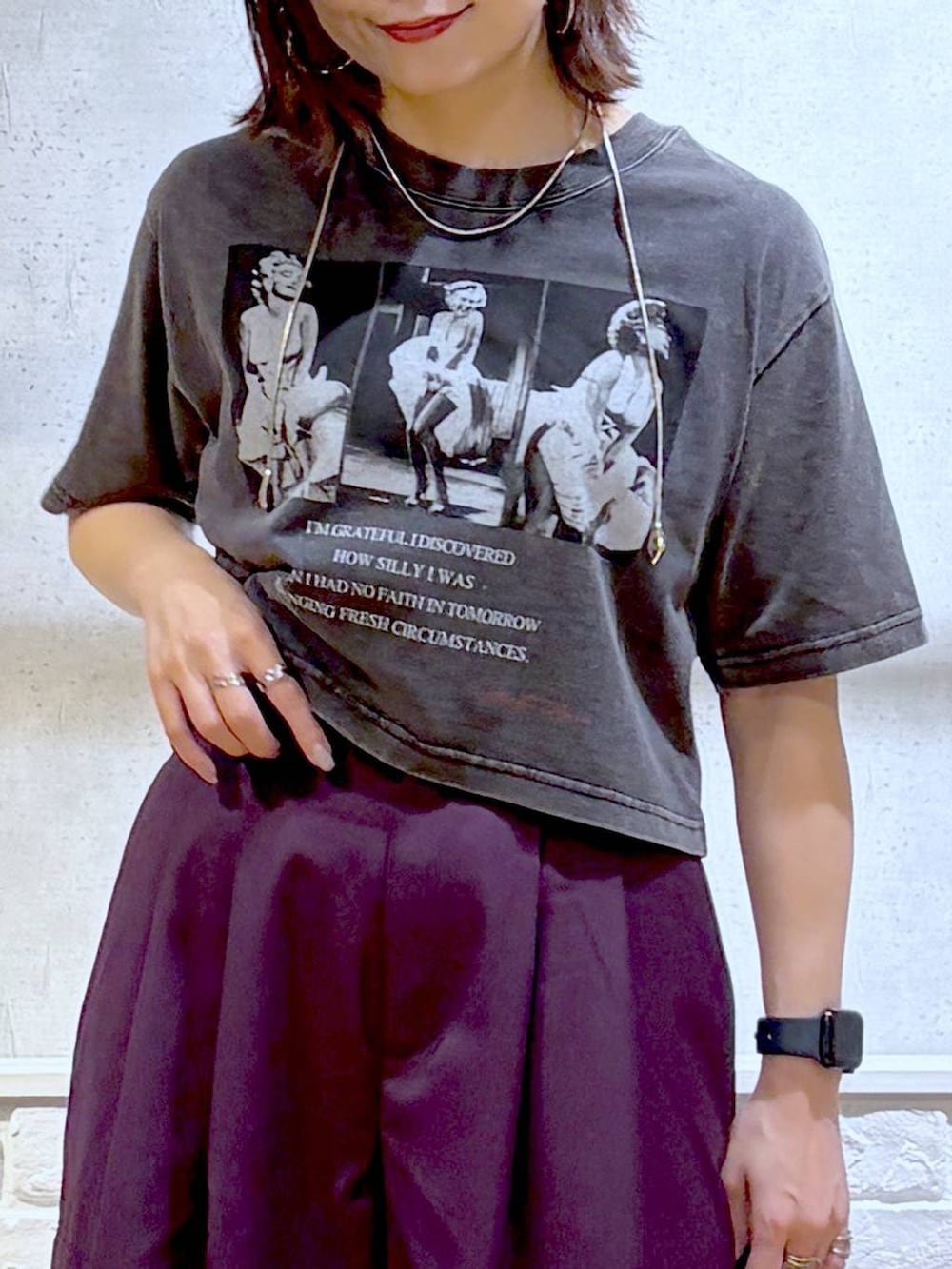 パープル系のカーゴパンツ、グレー系のTシャツ/カットソー、ブラック系のショルダーバッグを着用したレディースの夏コーディネートの2枚目の写真