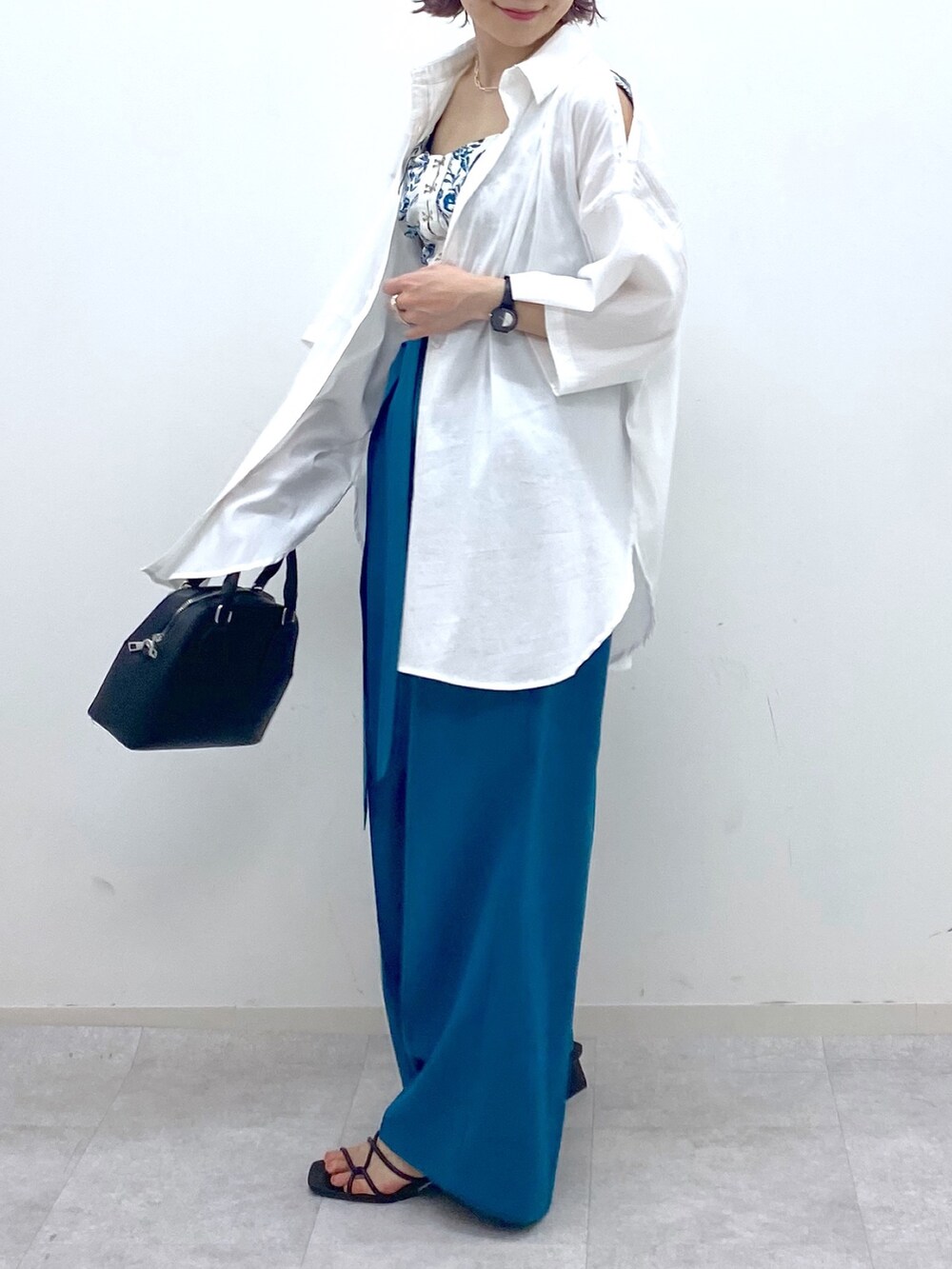 ブルー系のその他パンツ、ブラック系のショルダーバッグ、ブラック系のサンダルを着用したレディースの夏コーディネートの5枚目の写真