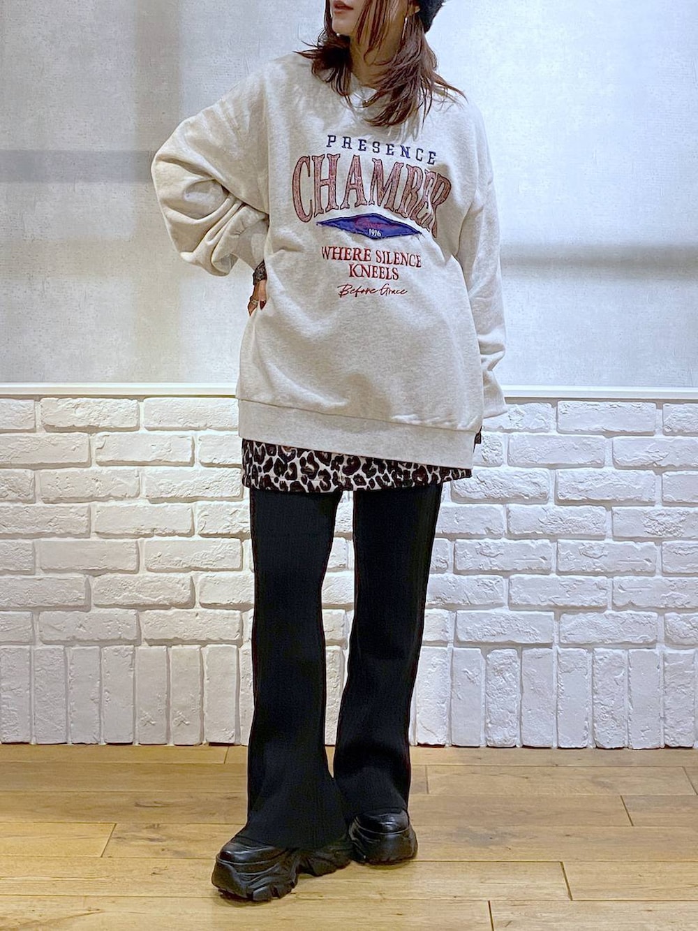 ブラック系のブーツ、ブラック系のブルゾン、ブラウン系のスカートを着用したレディースの冬コーディネートの4枚目の写真