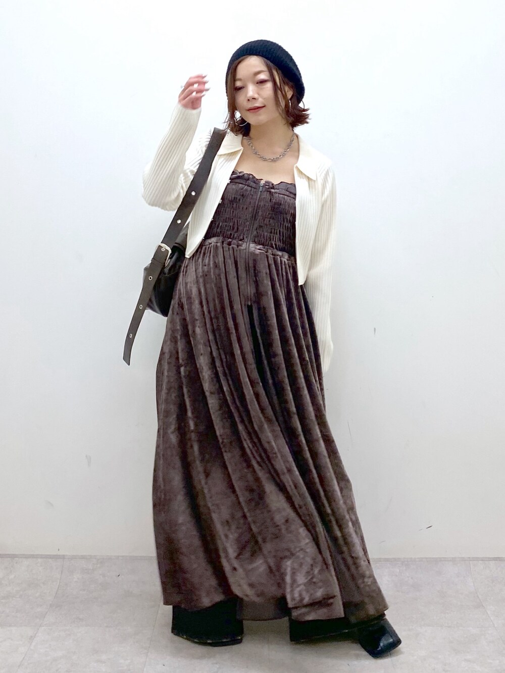 ブラウン系のワンピース、ブラウン系のショルダーバッグ、ブラック系のブーツを着用したレディースの秋コーディネートの4枚目の写真