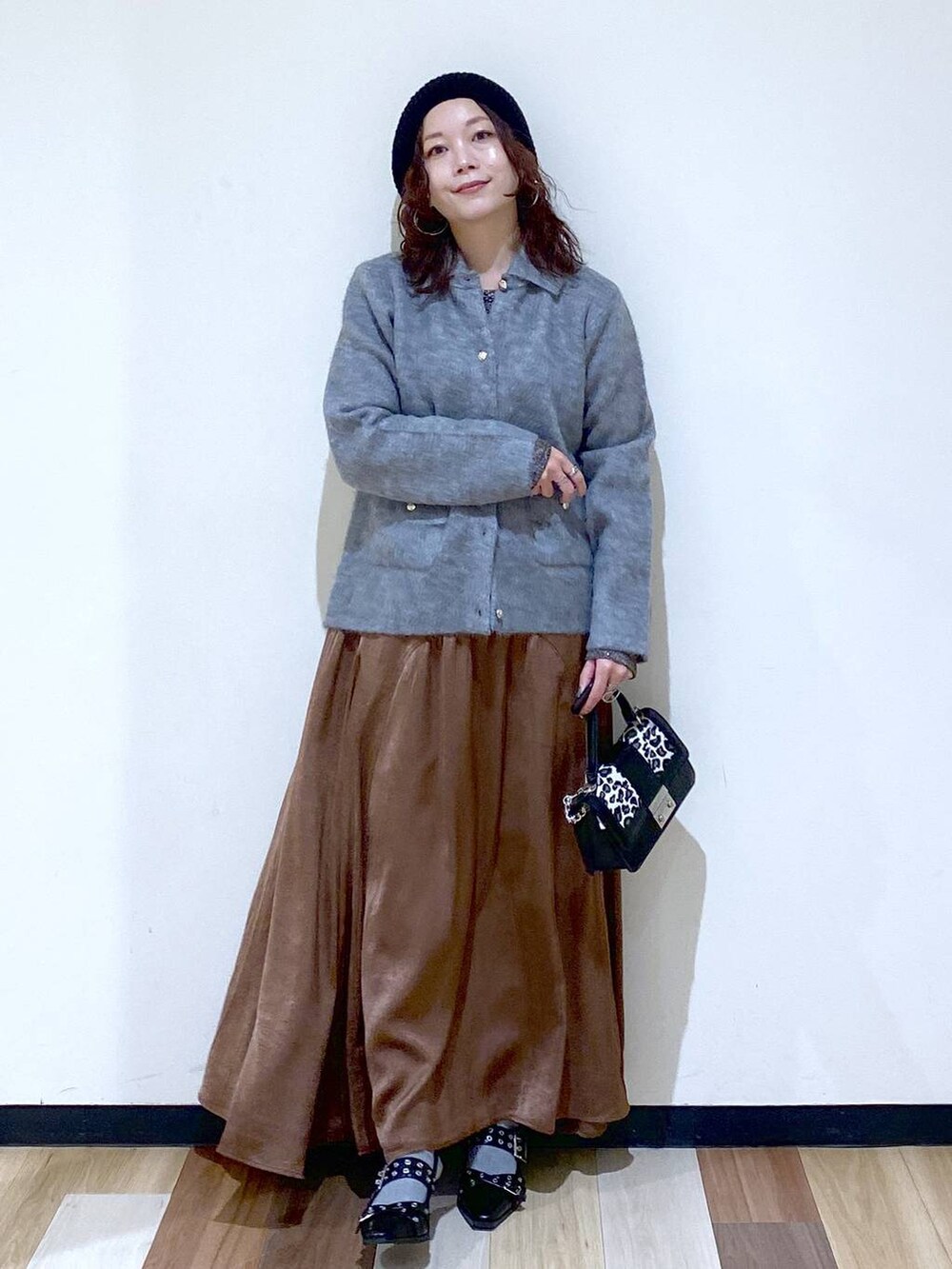ブラウン系のTシャツ/カットソー、その他のハンドバッグ、ブラック系のパンプスを着用したレディースの秋コーディネートの9枚目の写真