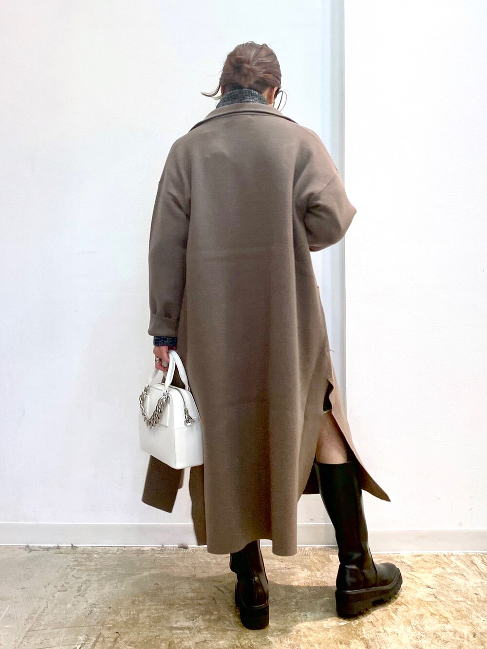 ブラック系のニット/セーター、ブラック系のTシャツ/カットソー、ブラウン系のその他アウターを着用したレディースの秋コーディネートの4枚目の写真