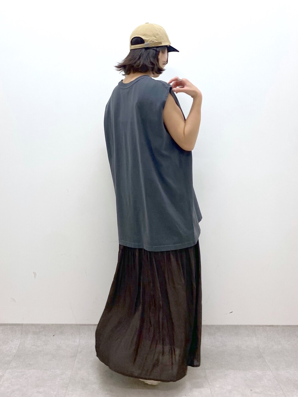 ホワイト系のサンダル、グレー系のTシャツ/カットソー、ブラウン系のワンピースを着用したレディースの夏コーディネートの4枚目の写真