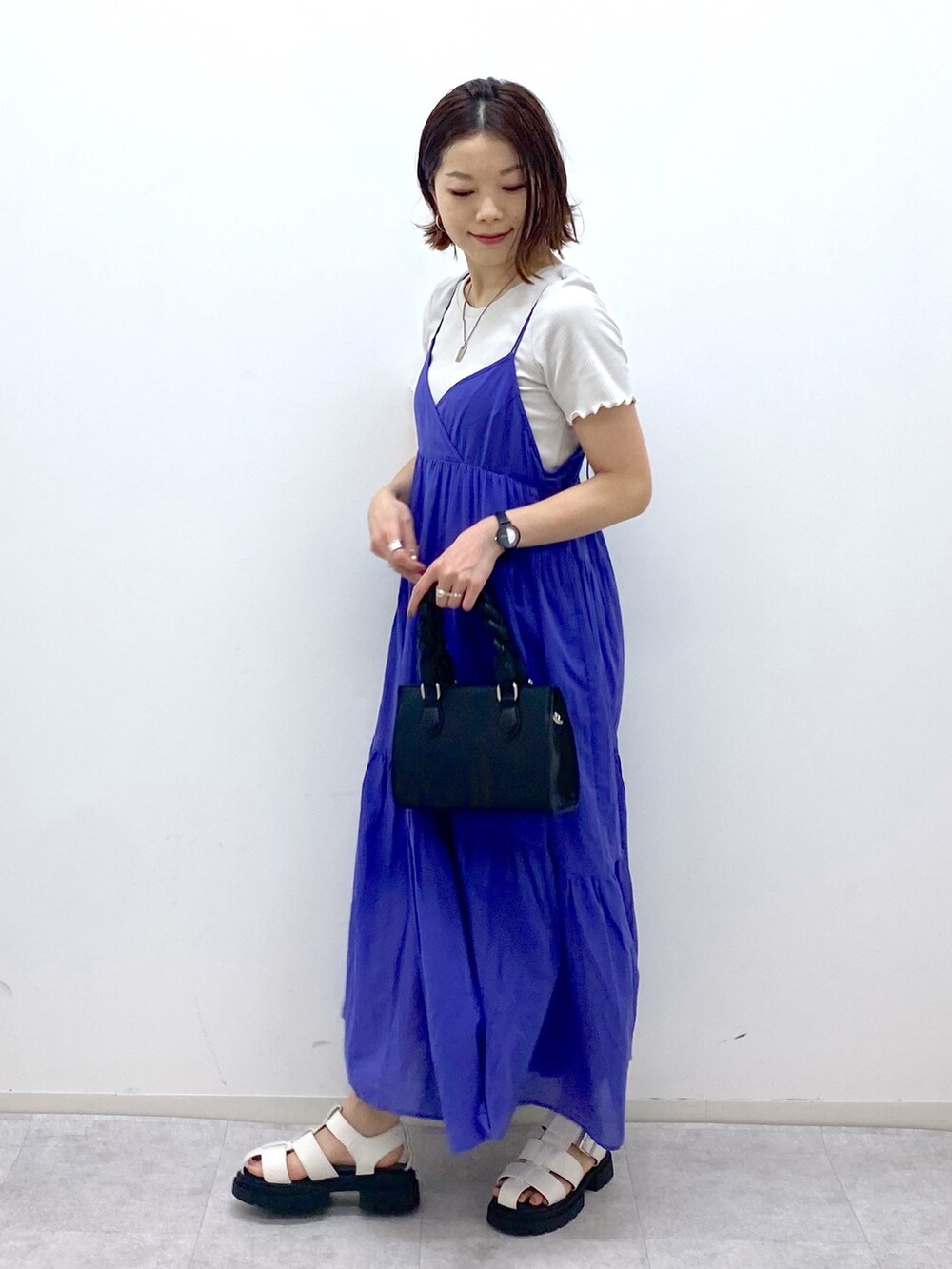 その他のワンピース/ドレス、グレー系のトップス、ホワイト系のシューズを着用したレディースの夏コーディネートの2枚目の写真