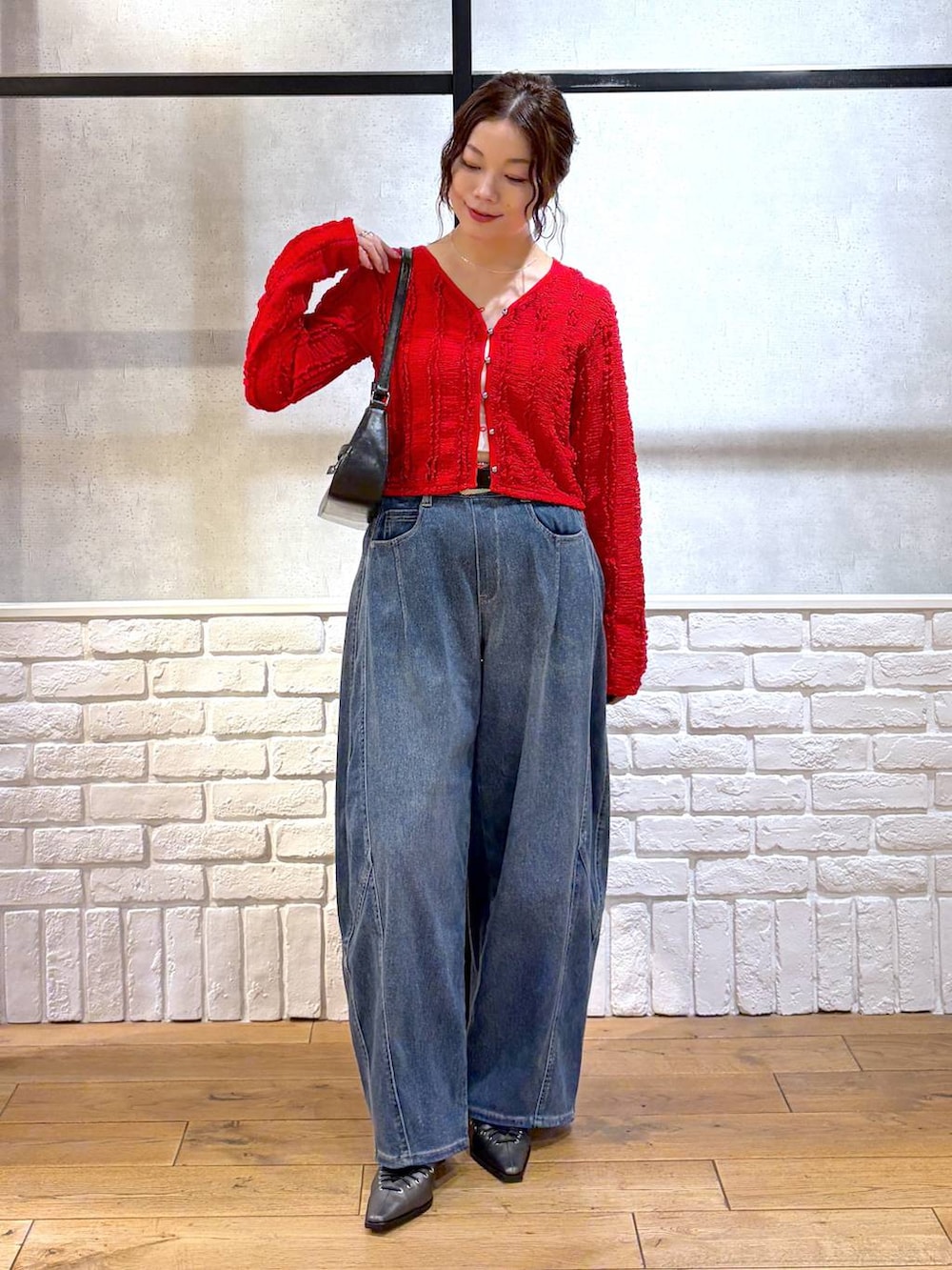 ホワイト系のキャミソール、ブラック系のハンドバッグ、ブラウン系のサンダルを着用したレディースの春コーディネートの8枚目の写真