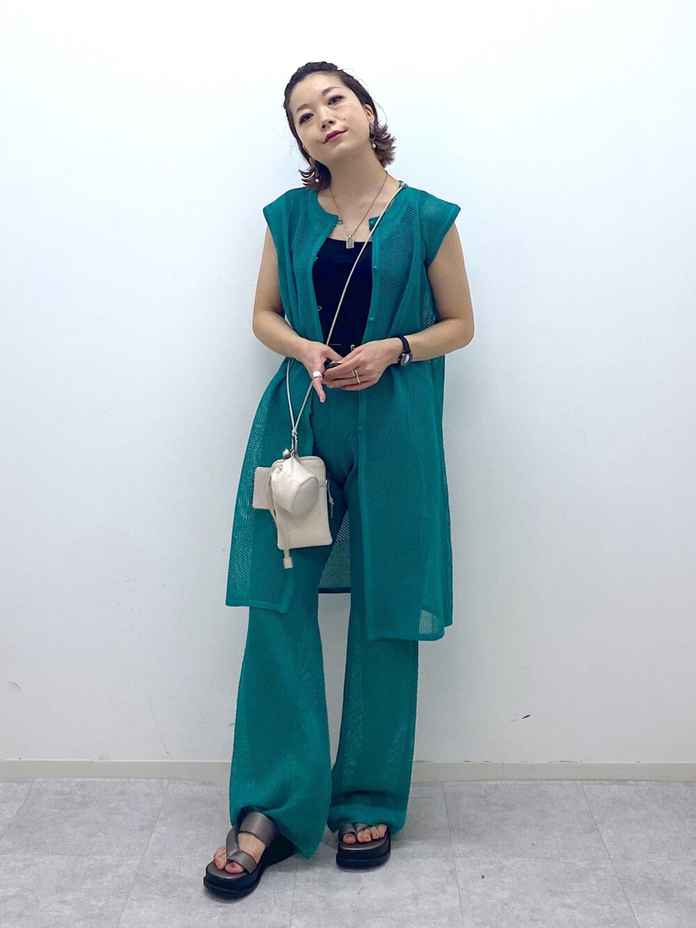 ブルー系のその他パンツ、ブルー系のカーディガン/ボレロ、ブラック系のトップスを着用したレディースの夏コーディネートの2枚目の写真