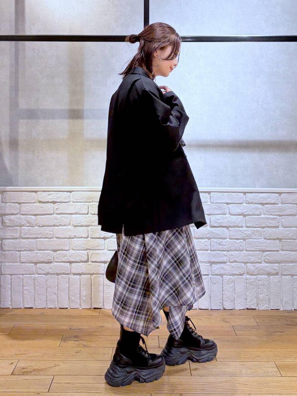 ブラック系のブーツ、ブラック系のハンドバッグ、ブラック系のテーラードジャケットを着用したレディースの春コーディネートの9枚目の写真