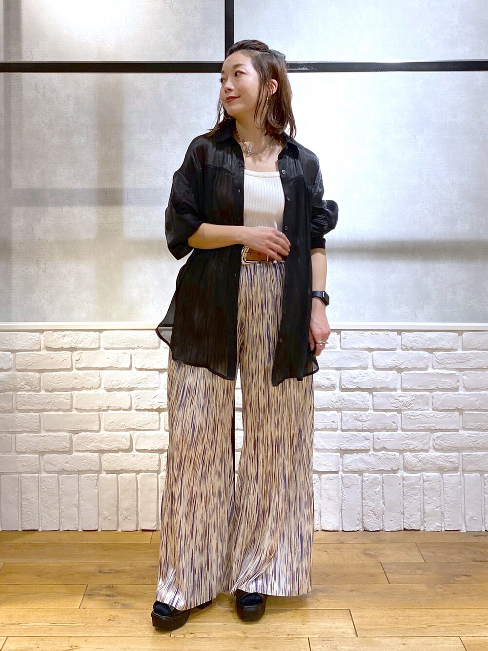 ホワイト系のタンクトップ、ブラック系のシャツ/ブラウス、パープル系のその他パンツを着用したレディースの春コーディネートの8枚目の写真