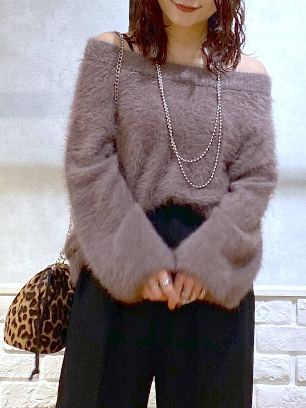 その他のブーツ、ブラック系のスラックス、ブラウン系のニット/セーターを着用したレディースの秋コーディネートの2枚目の写真