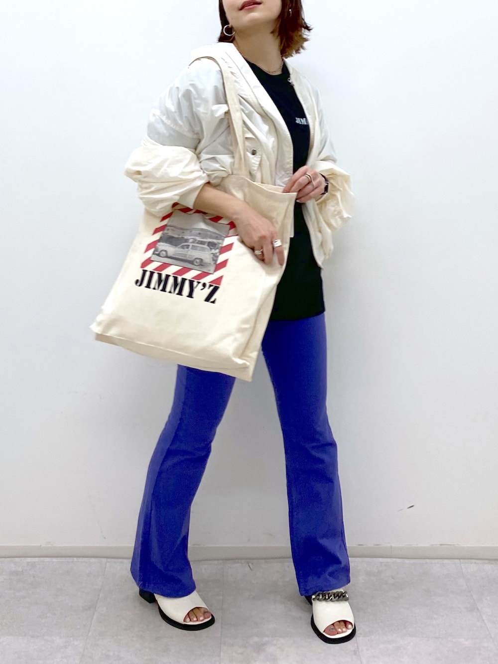 ブラック系のTシャツ/カットソー、その他のパンツ、ホワイト系のシューズを着用したレディースの夏コーディネートの4枚目の写真