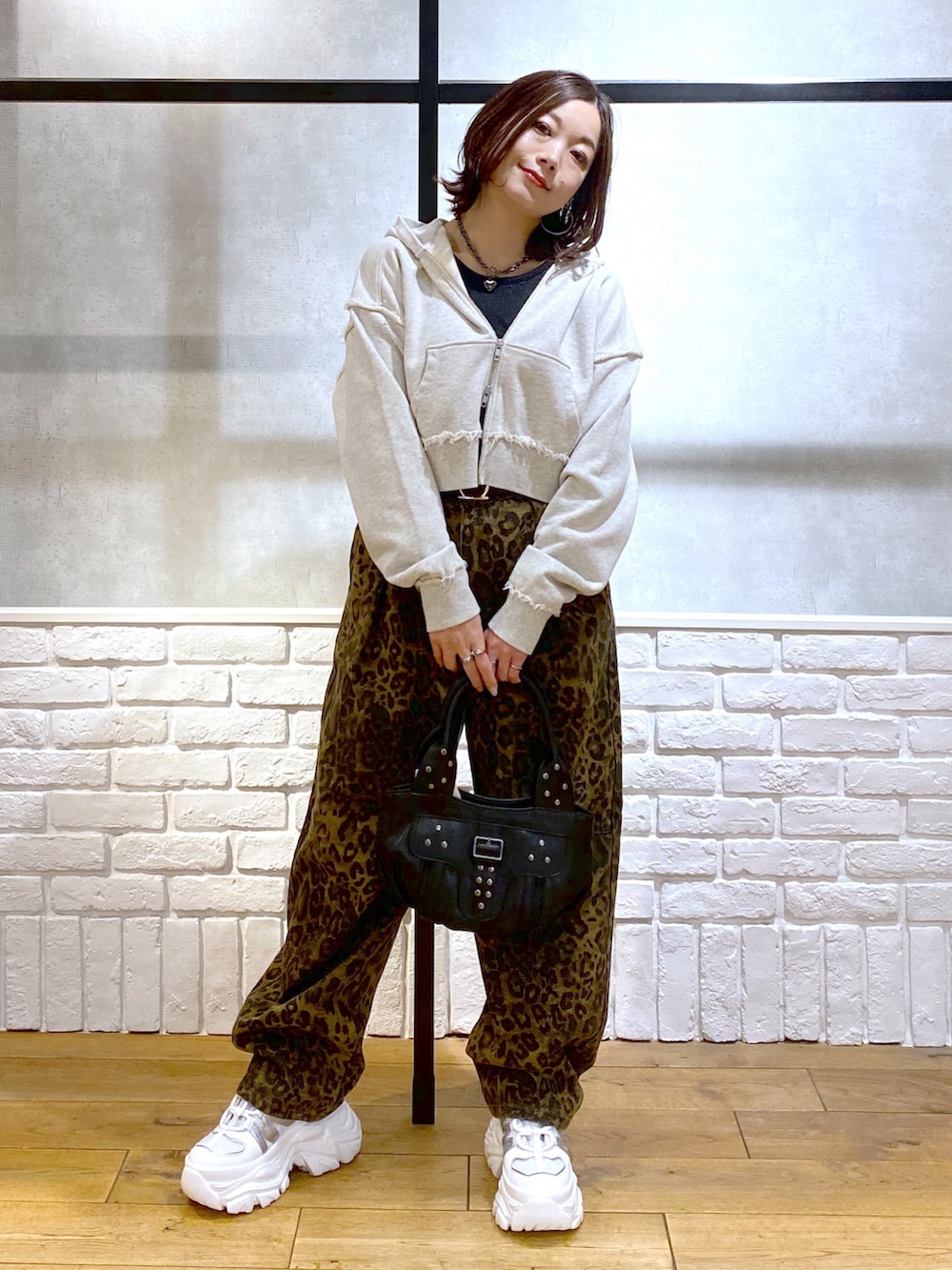 ベージュ系のパーカー、ブラック系のTシャツ/カットソー、その他のデニムパンツを着用したレディースの冬コーディネートの4枚目の写真