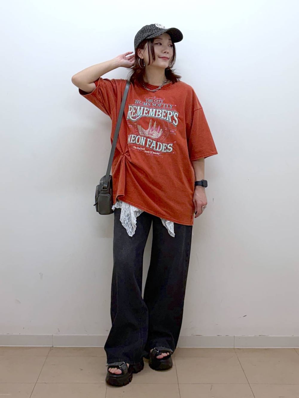 ブラック系のデニムパンツ、グレー系のショルダーバッグ、グレー系のサンダルを着用したレディースの春コーディネートの4枚目の写真