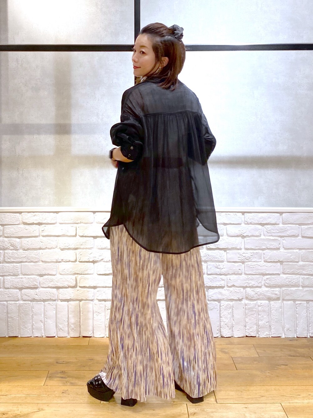 ホワイト系のタンクトップ、ブラック系のシャツ/ブラウス、パープル系のその他パンツを着用したレディースの春コーディネートの6枚目の写真