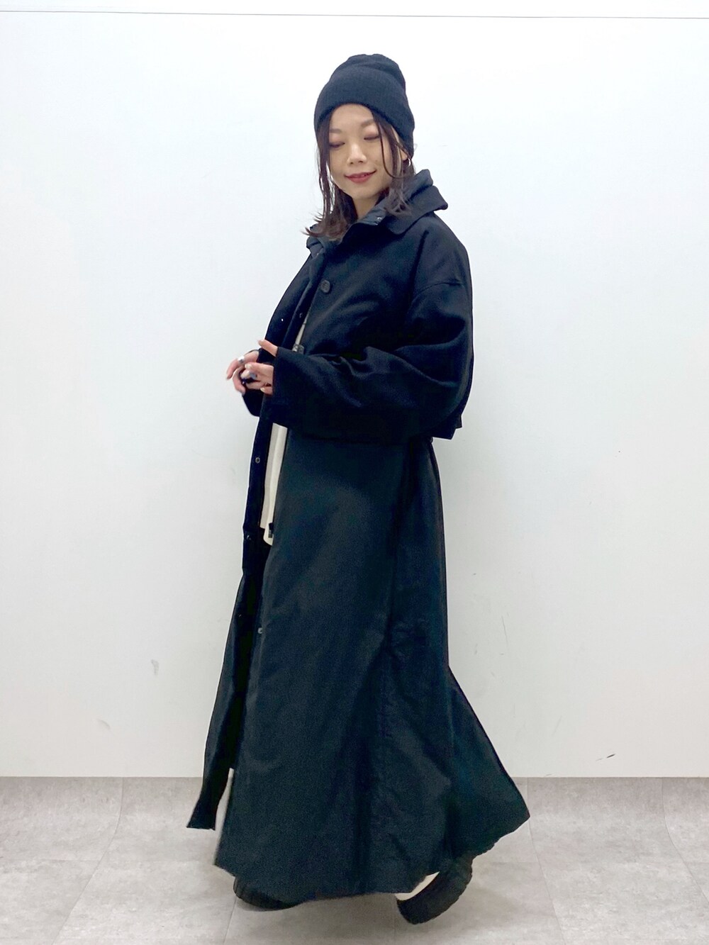 ブラック系のベスト、ベージュ系のニット/セーター、ブラウン系のその他パンツを着用したレディースの秋コーディネートの3枚目の写真