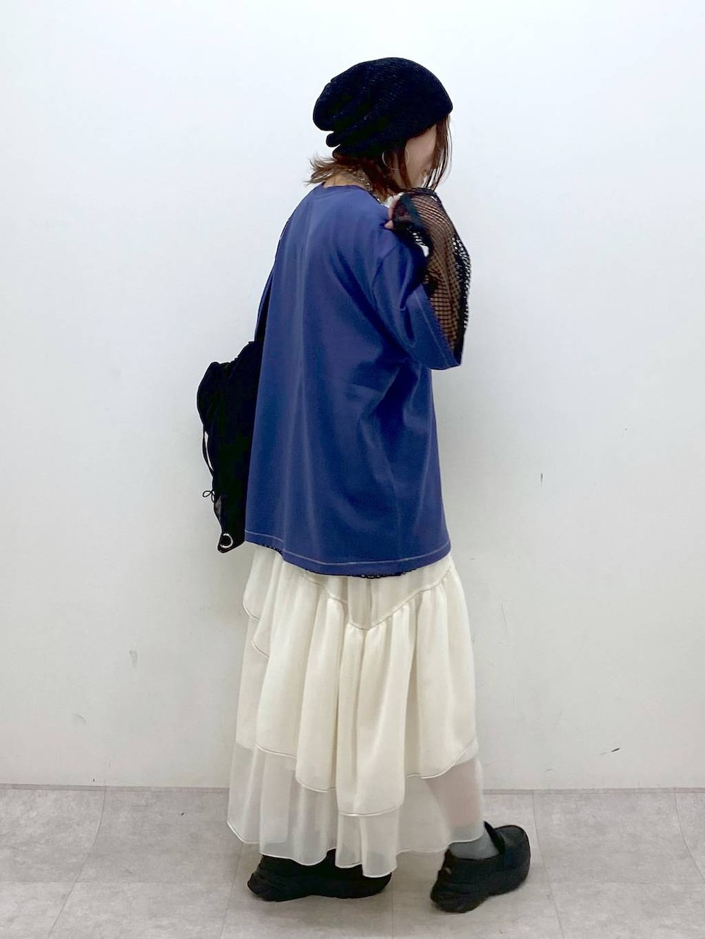 「低身長、きれいめ、若見え、春コーデ、夏コーデ、モード、PAGEBOY、どっと変わっちゃえ、骨格ウェーブ_PAGEBOY、大人カジュアル、レイヤードスタイル、Tシャツ、スカート、ロングスカート、ニット帽」｜「PAGEBOYのラメペーパービーニー（ニットキャップ/ビーニー、ブラック系）」を使った、Chisaさん（レディース・154cm）の春コーディネートの5枚目の写真