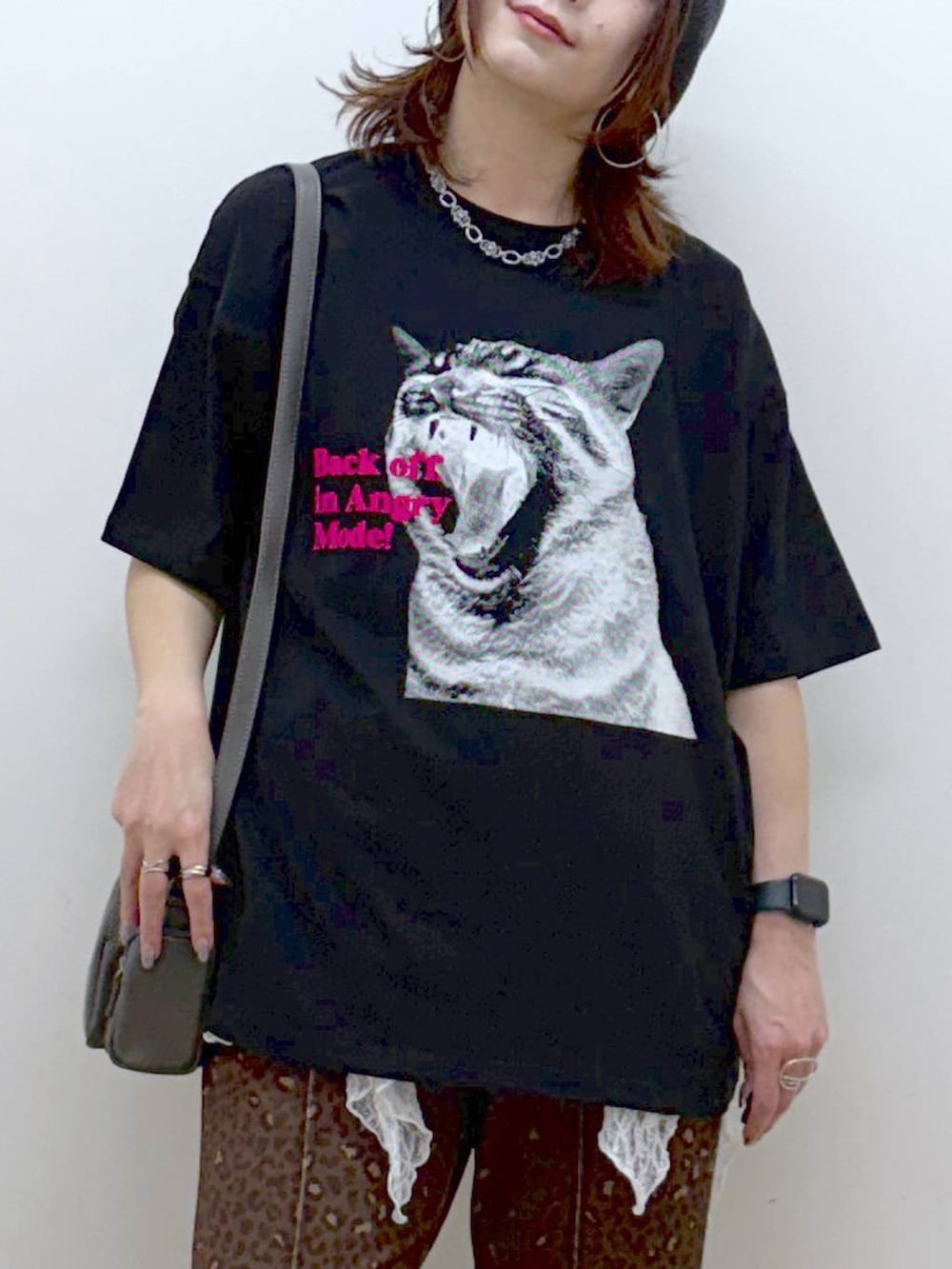 ブラック系のスニーカー、グレー系のショルダーバッグ、その他のその他パンツを着用したレディースの春コーディネートの2枚目の写真