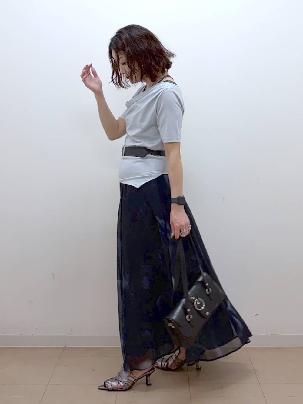 ブラック系のスカート、その他のサンダル、ブルー系のTシャツ/カットソーを着用したレディースの夏コーディネートの5枚目の写真