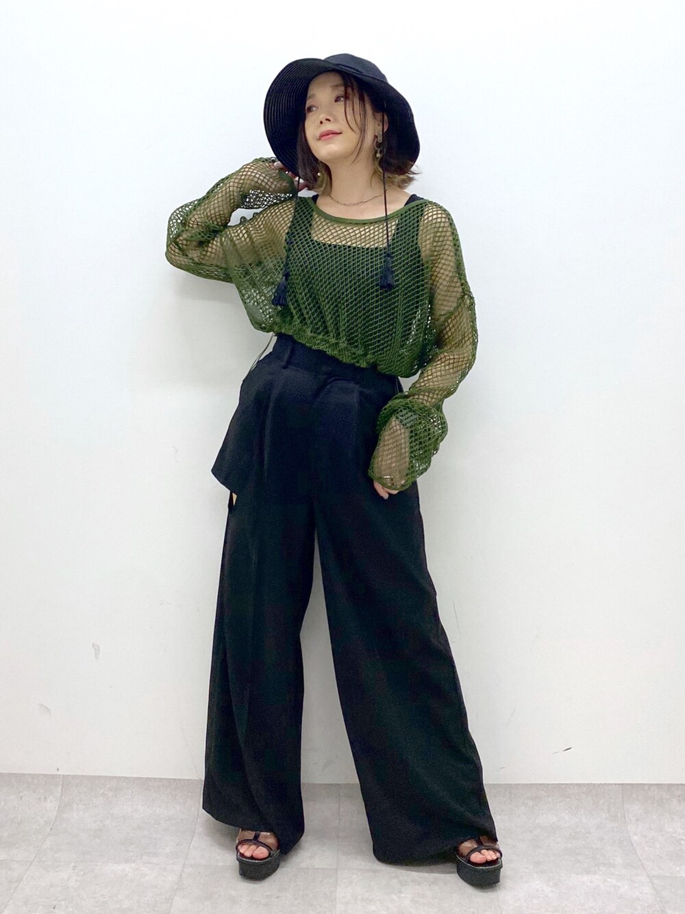 その他のサンダル、グリーン系のTシャツ/カットソー、ブラック系のその他パンツを着用したレディースの夏コーディネートの2枚目の写真