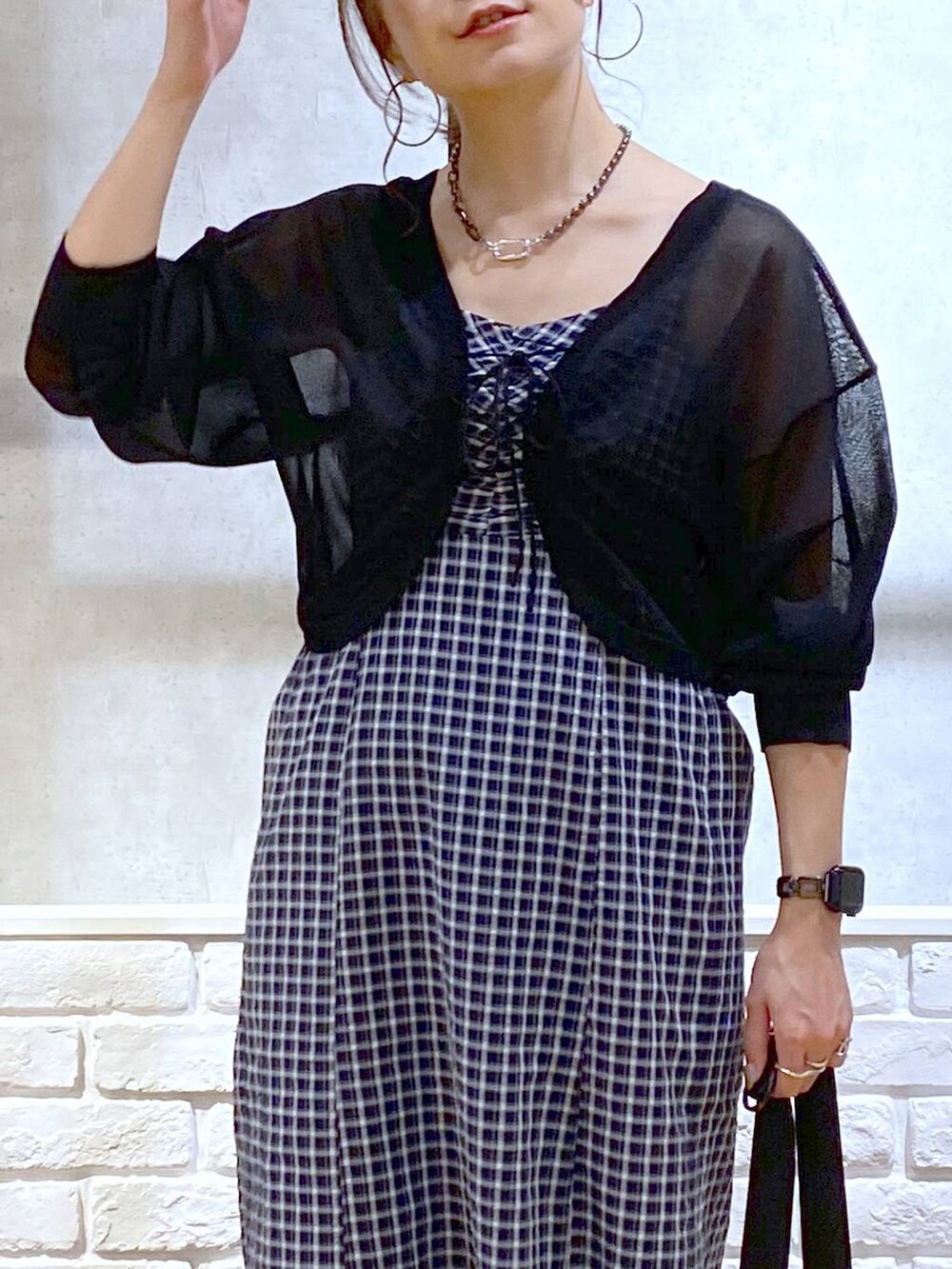 「低身長、きれいめ、若見え、夏コーデ、モード、ショルダーバッグ、PAGEBOY、サンダル、骨格ウェーブ_PAGEBOY、大人カジュアル、厚底シューズ、ワンピース、チェック、キャミワンピース、カーディガン」｜「PAGEBOYのダッドコンビスポサン（サンダル、ブラック系）」を使った、Chisaさん（レディース・154cm）の夏コーディネートの2枚目の写真