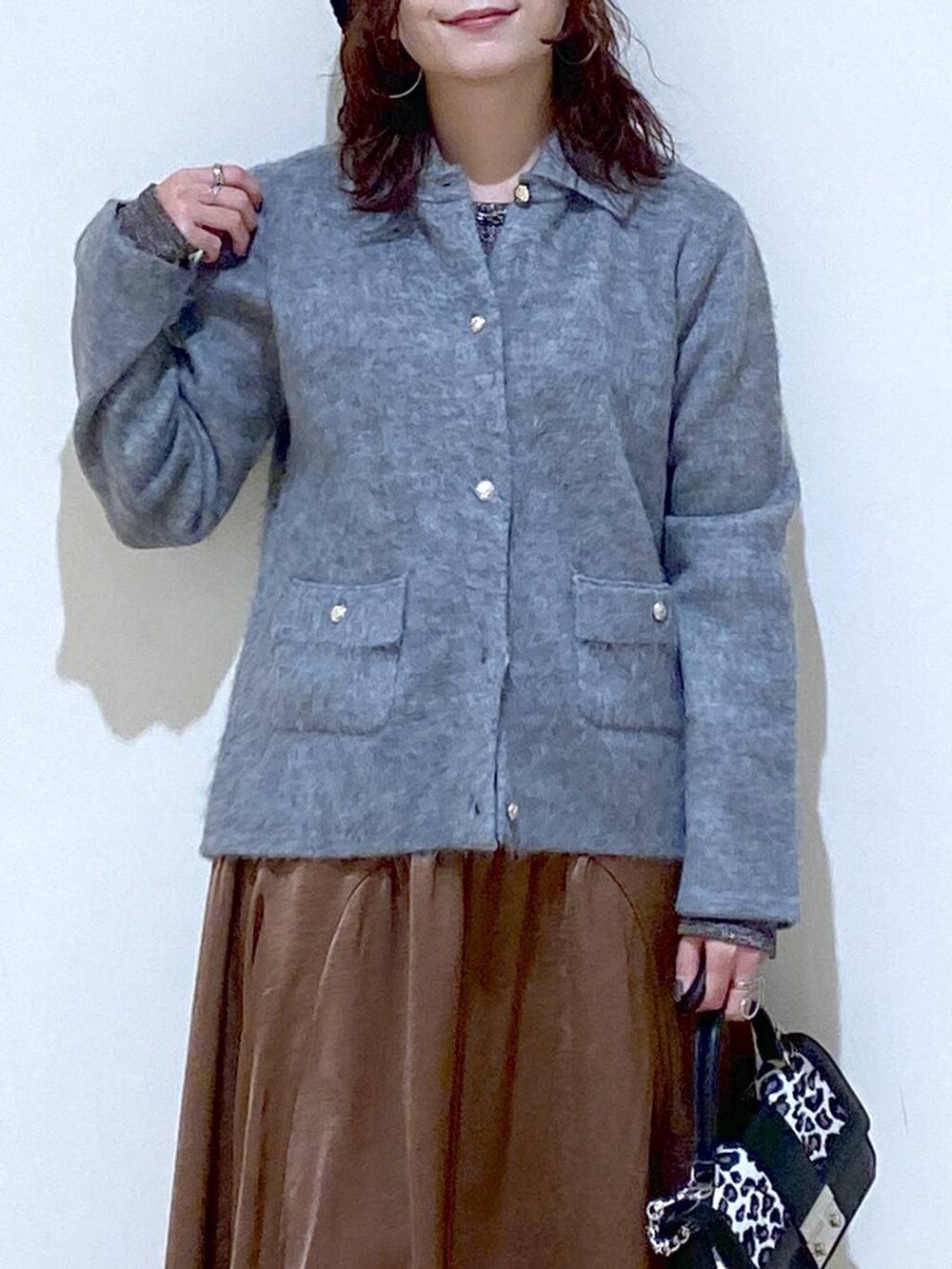 ブラウン系のTシャツ/カットソー、その他のハンドバッグ、ブラック系のパンプスを着用したレディースの秋コーディネートの2枚目の写真