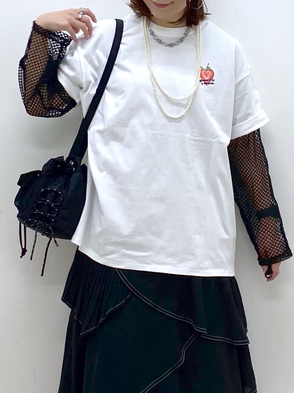 ホワイト系のTシャツ/カットソー、ブラック系のボディバッグ/ウエストポーチ、ブラック系のTシャツ/カットソーを着用したレディースの春コーディネートの2枚目の写真