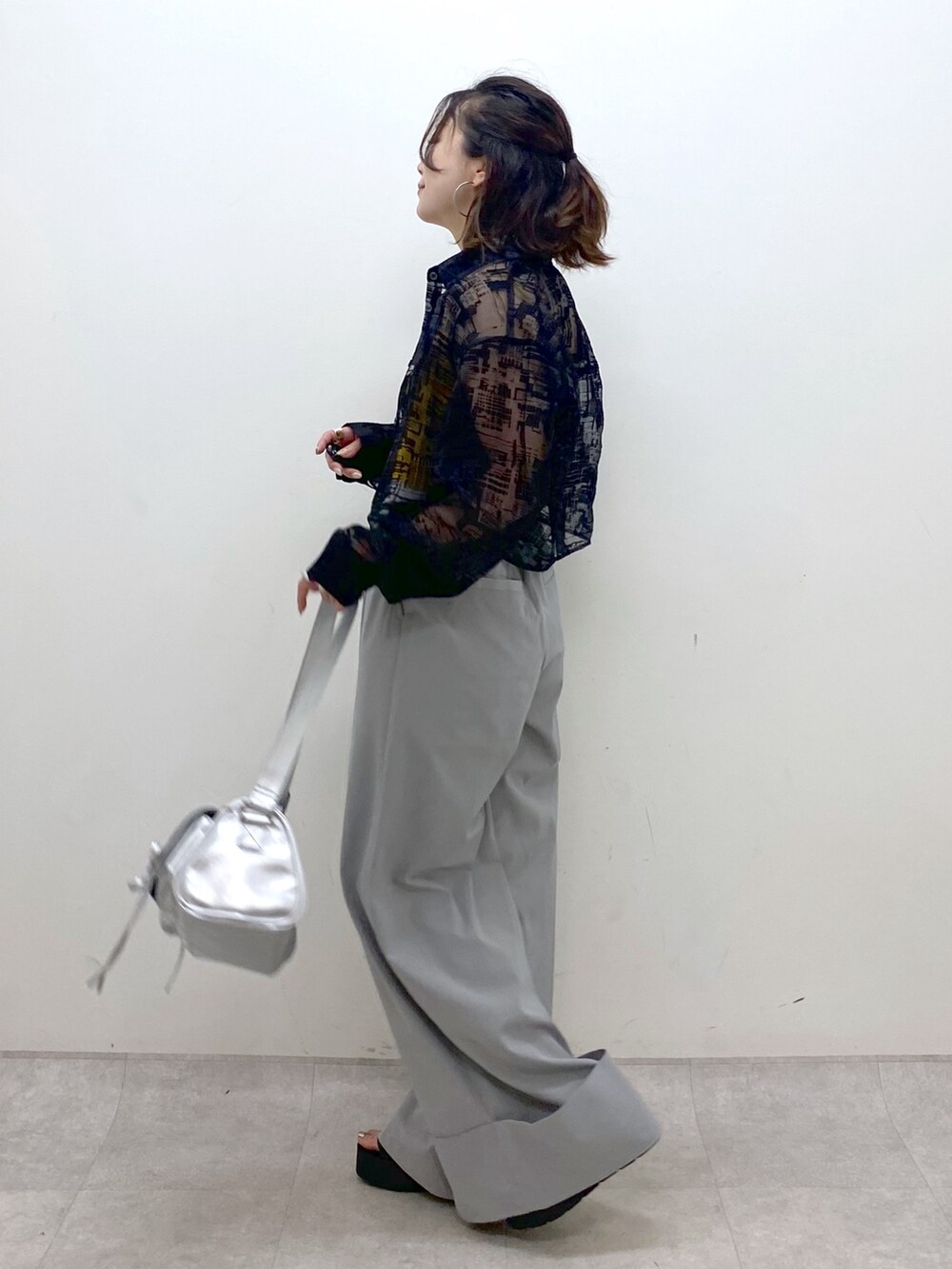 グレー系のその他パンツ、シルバー系のショルダーバッグ、ブラック系のサンダルを着用したレディースの夏コーディネートの5枚目の写真