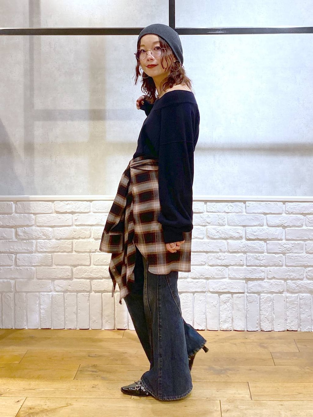 ブルー系のデニムパンツ、ブラック系のパンプス、ブラウン系のシャツ/ブラウスを着用したレディースの秋コーディネートの7枚目の写真