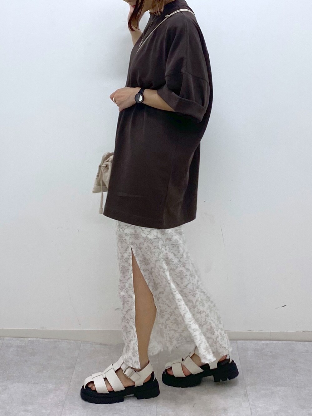 ブラウン系のTシャツ/カットソー、グレー系のスカート、ベージュ系のショルダーバッグを着用したレディースの夏コーディネートの4枚目の写真