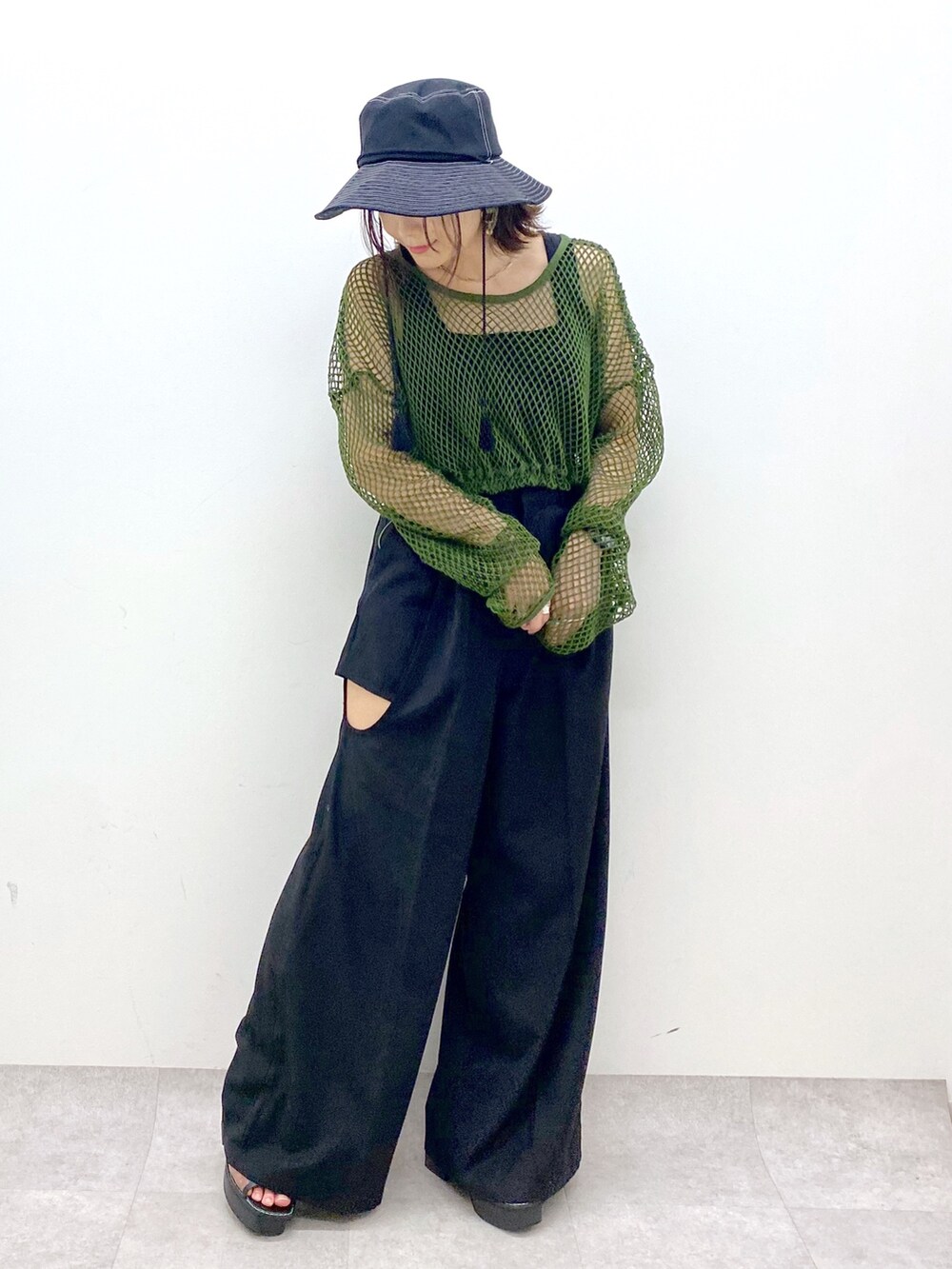 その他のサンダル、グリーン系のTシャツ/カットソー、ブラック系のその他パンツを着用したレディースの夏コーディネートの8枚目の写真