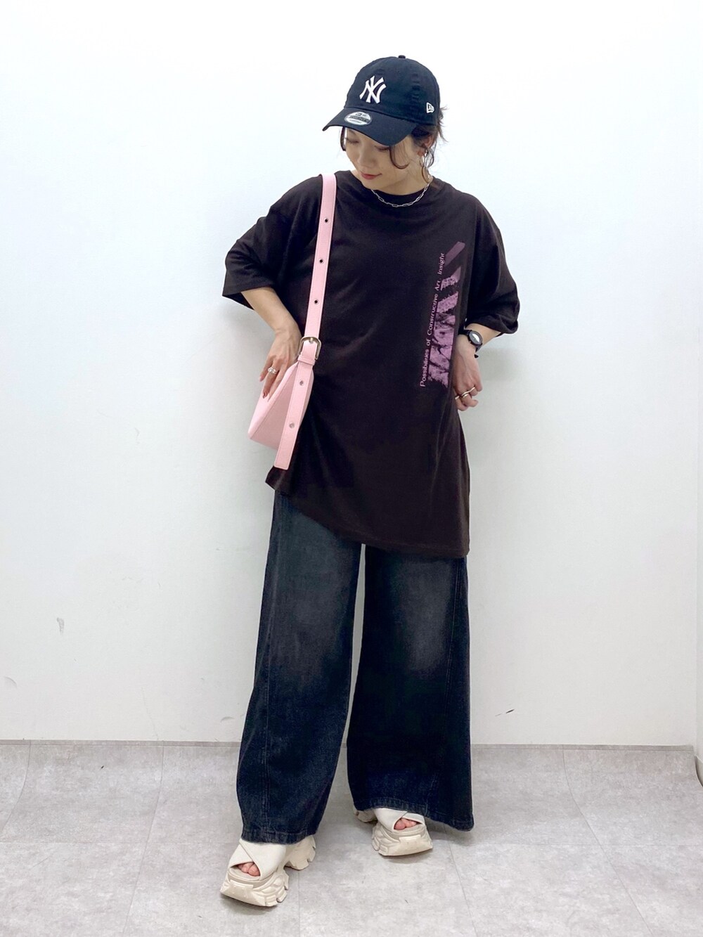 ピンク系のショルダーバッグ、ブラウン系のTシャツ/カットソー、ブラック系のデニムパンツを着用したレディースの夏コーディネートの7枚目の写真