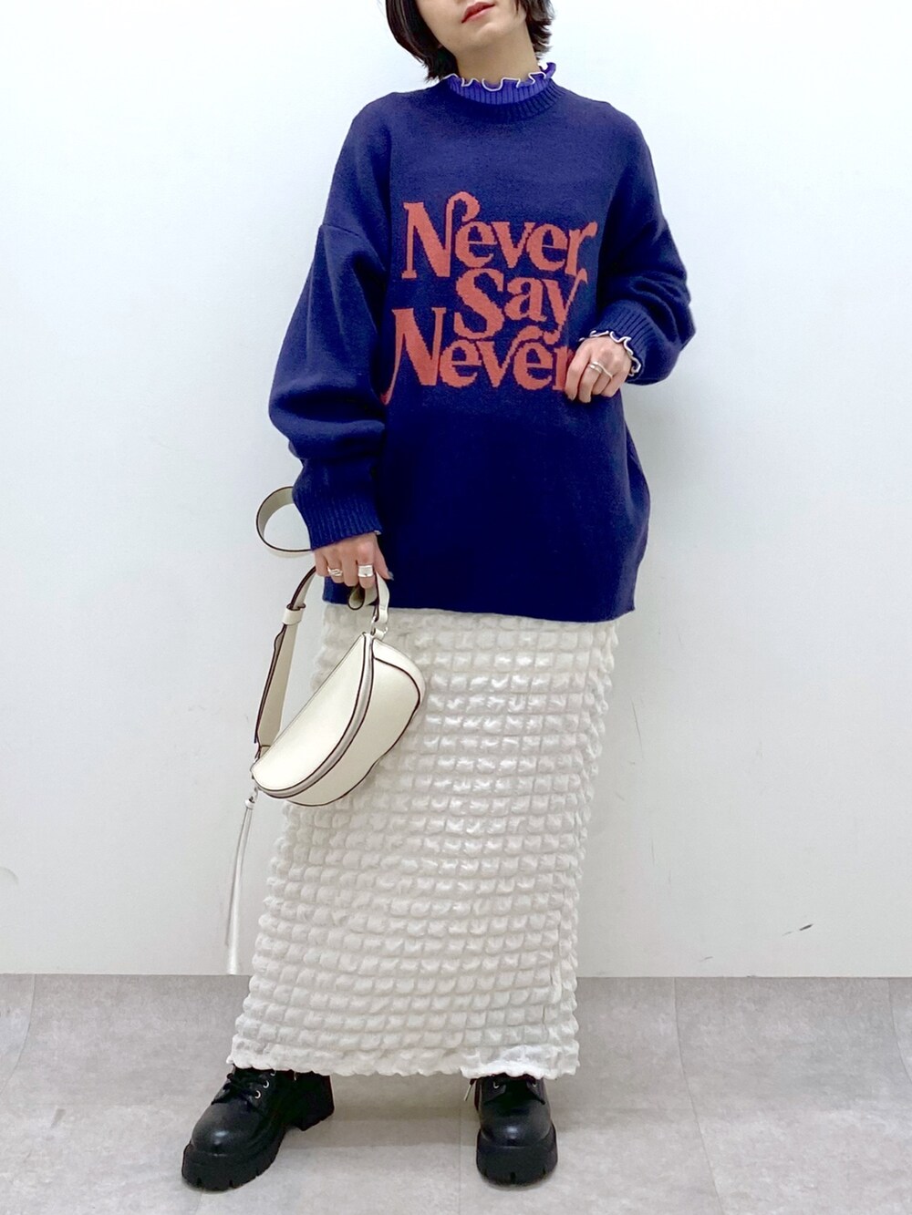 ホワイト系のスカート、パープル系のニット/セーター、パープル系のニット/セーターを着用したレディースの冬コーディネートの5枚目の写真