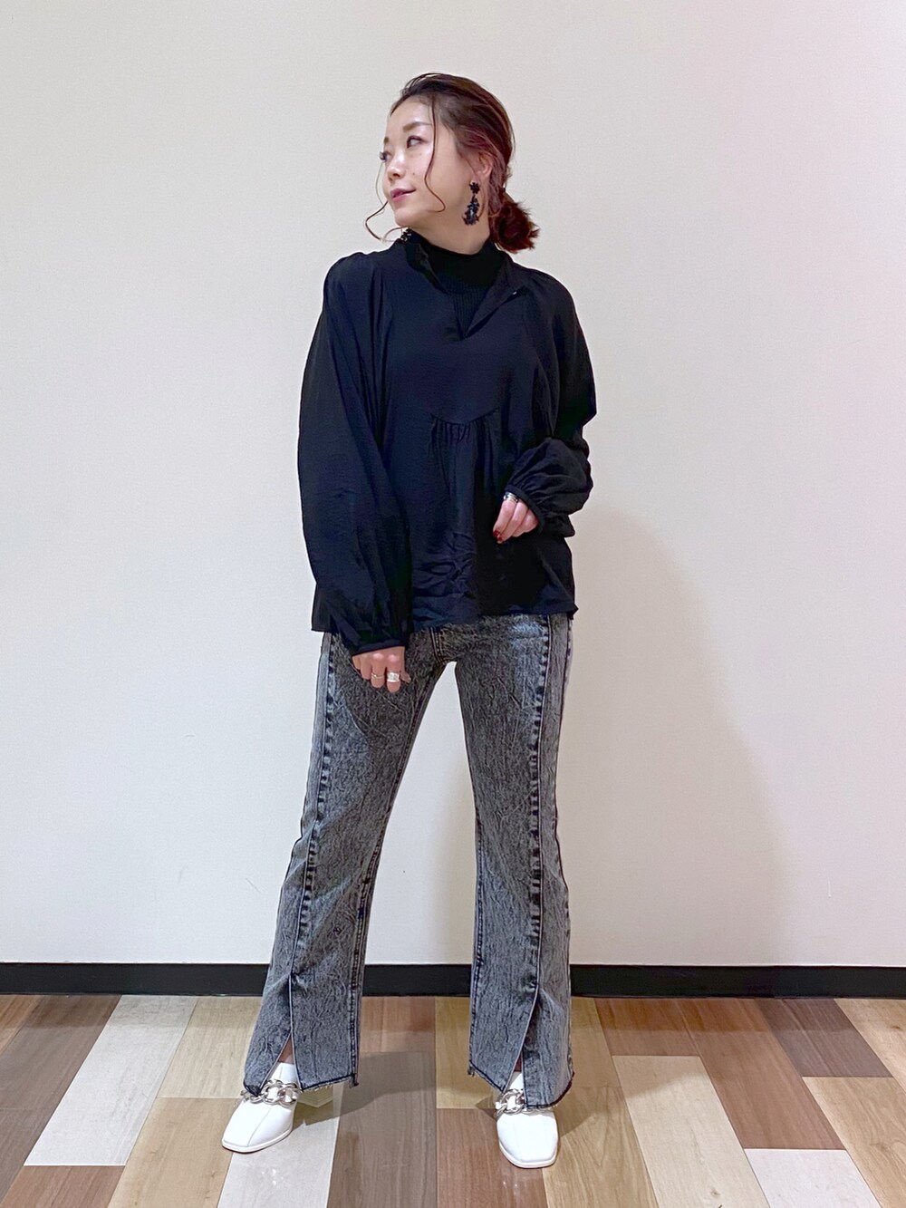 ブラック系のデニムパンツ、ホワイト系のサンダル、ブラック系のシャツ/ブラウスを着用したレディースの冬コーディネートの5枚目の写真