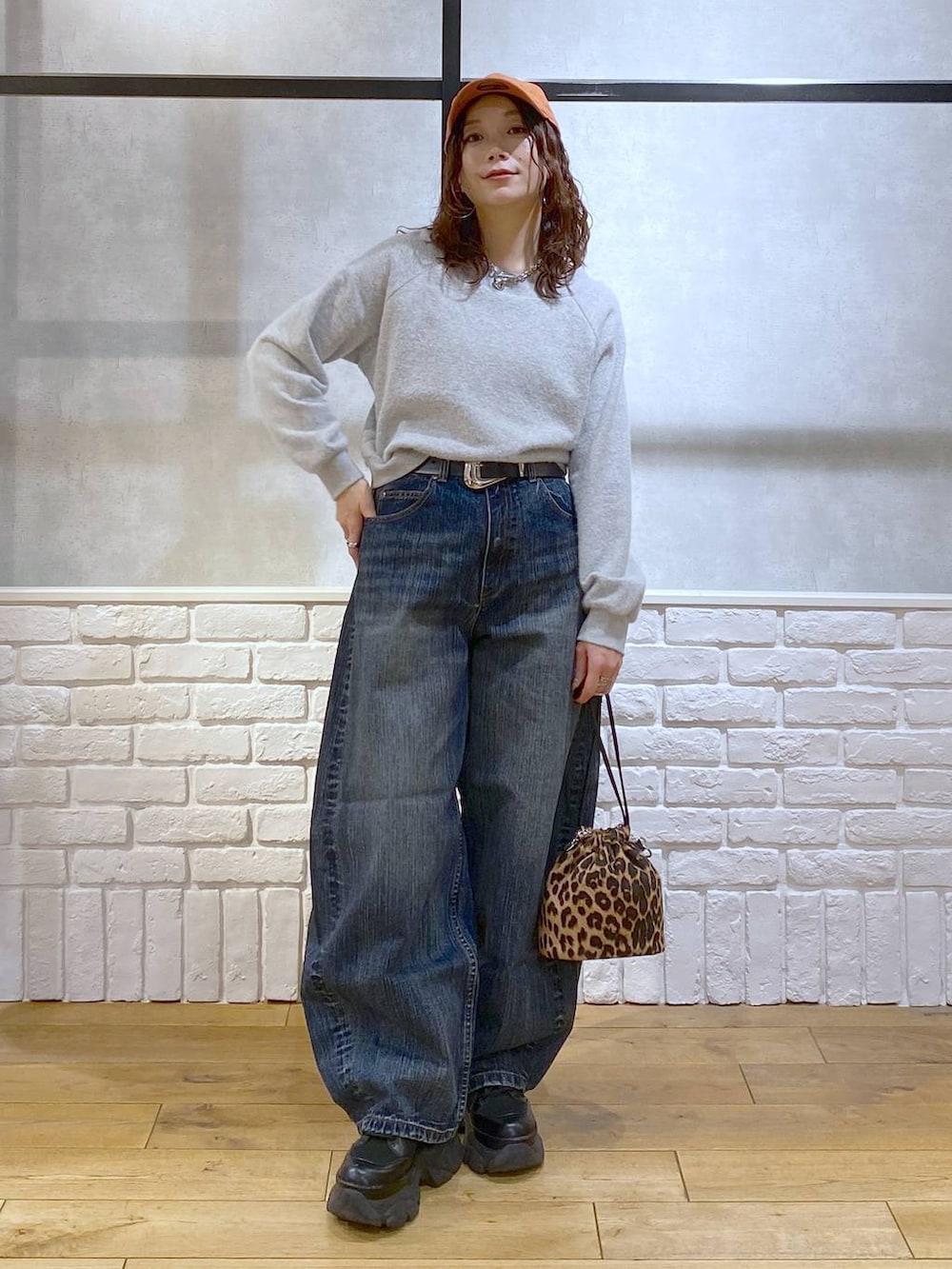 ブラック系のブーツ、ブルー系のデニムパンツ、その他のハンドバッグを着用したレディースの冬コーディネートの9枚目の写真