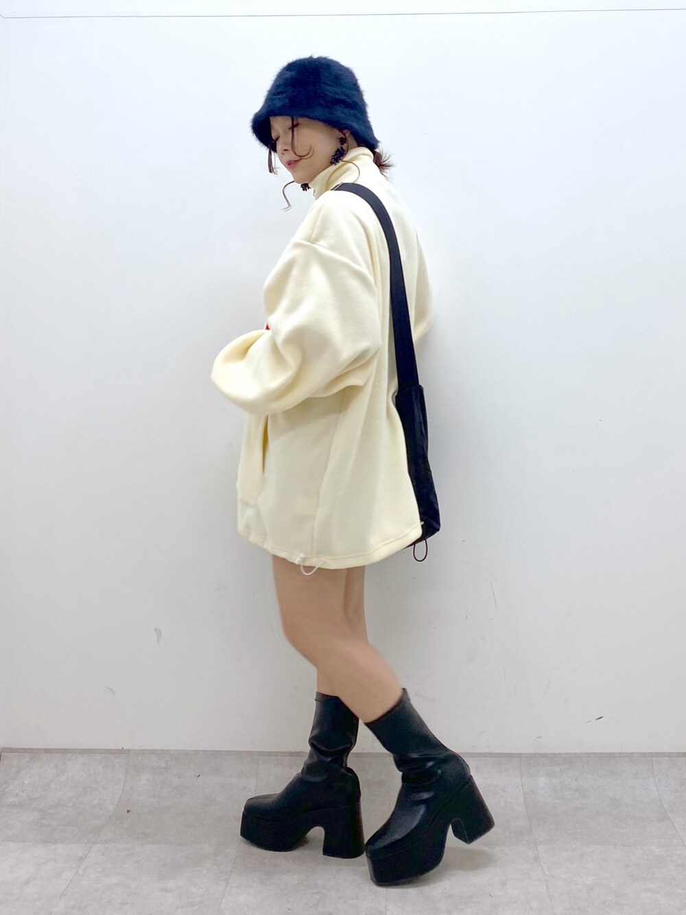 ベージュ系のその他トップス、ブラック系のショルダーバッグ、ブラック系のブーツを着用したレディースの冬コーディネートの3枚目の写真