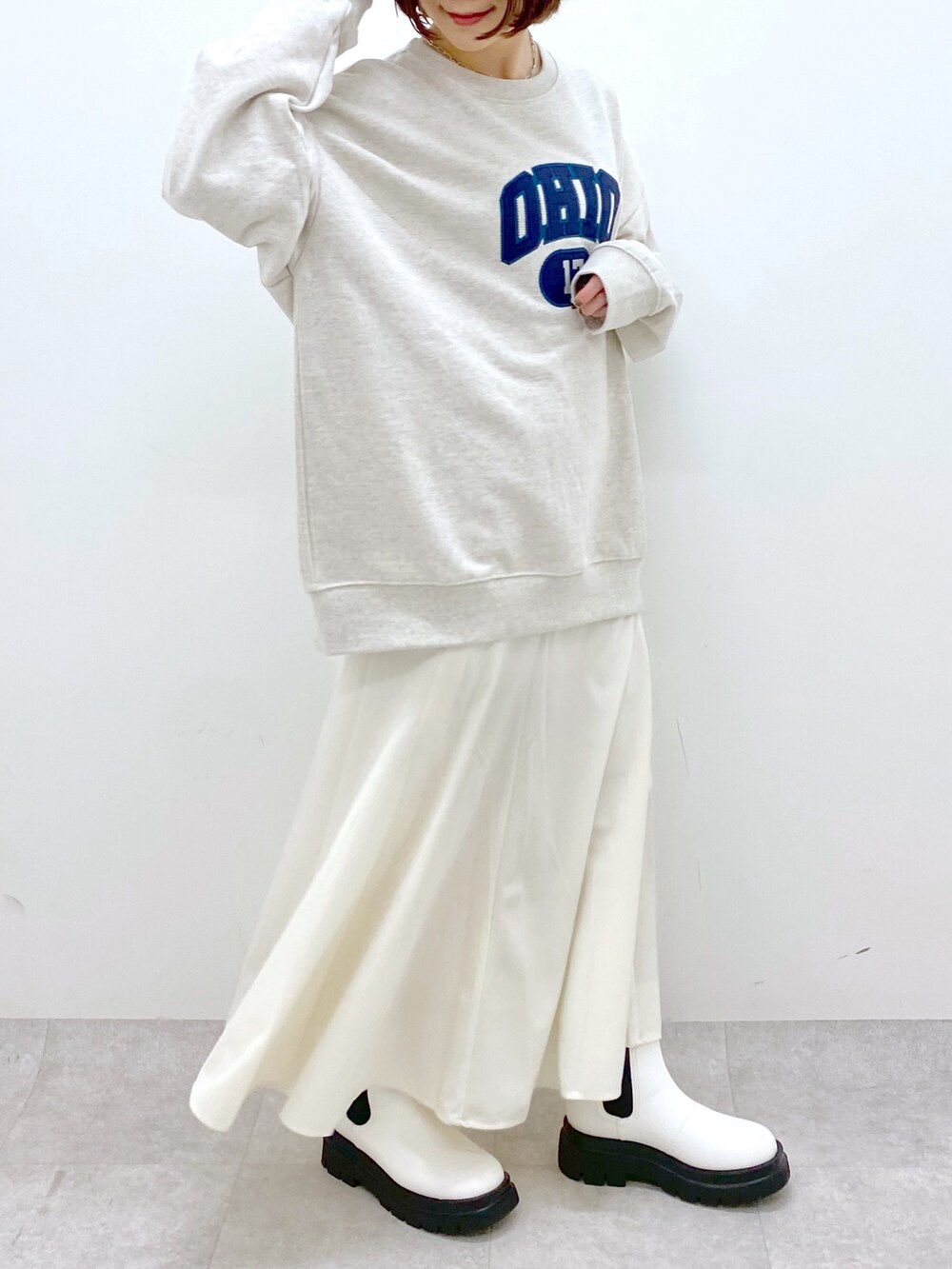 ベージュ系のトップス、ホワイト系のスカート、ホワイト系のシューズを着用したレディースの秋コーディネートの4枚目の写真