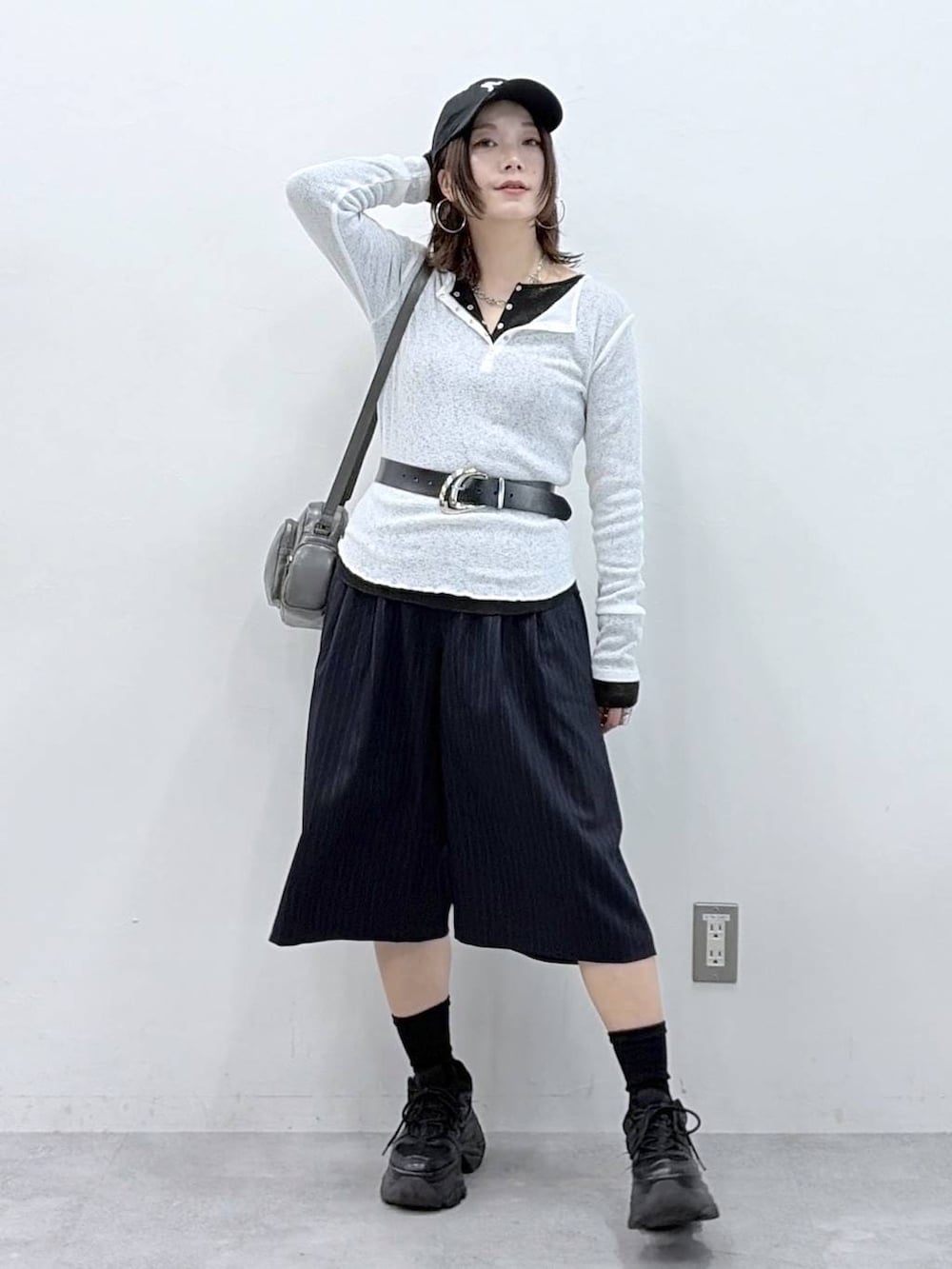 ブラック系のスニーカー、グレー系のショルダーバッグ、ブラック系のTシャツ/カットソーを着用したレディースの春コーディネートの8枚目の写真