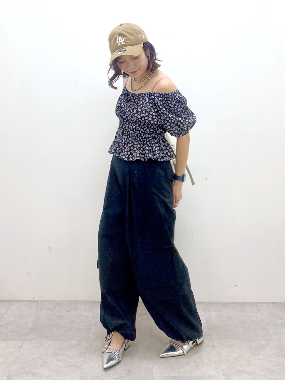 ブラック系のその他パンツ、シルバー系のショルダーバッグ、シルバー系のパンプスを着用したレディースの夏コーディネートの5枚目の写真